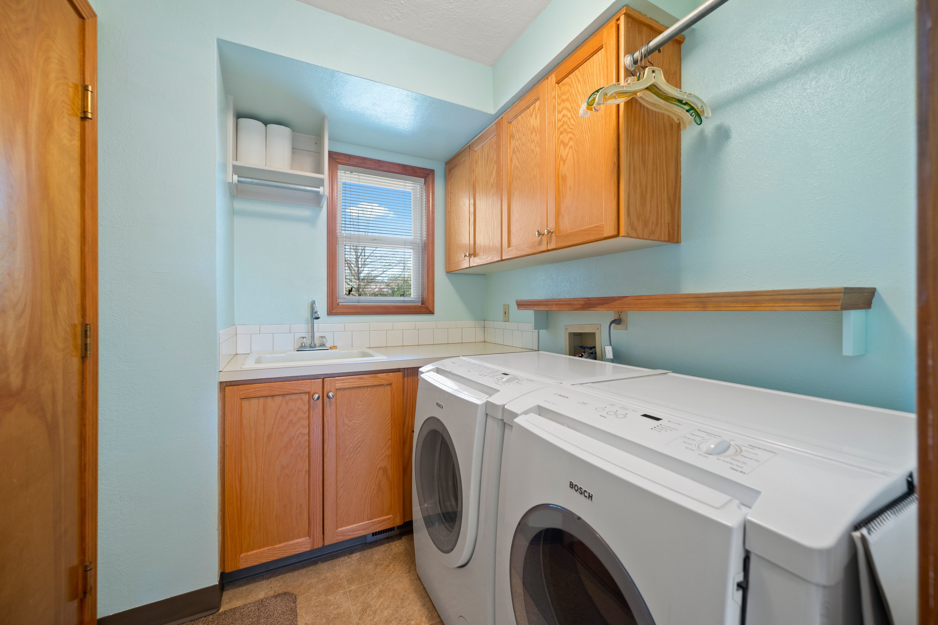  Timeless Mid-Century Design with Sunroom Living and Garden Oasis - 物件實景