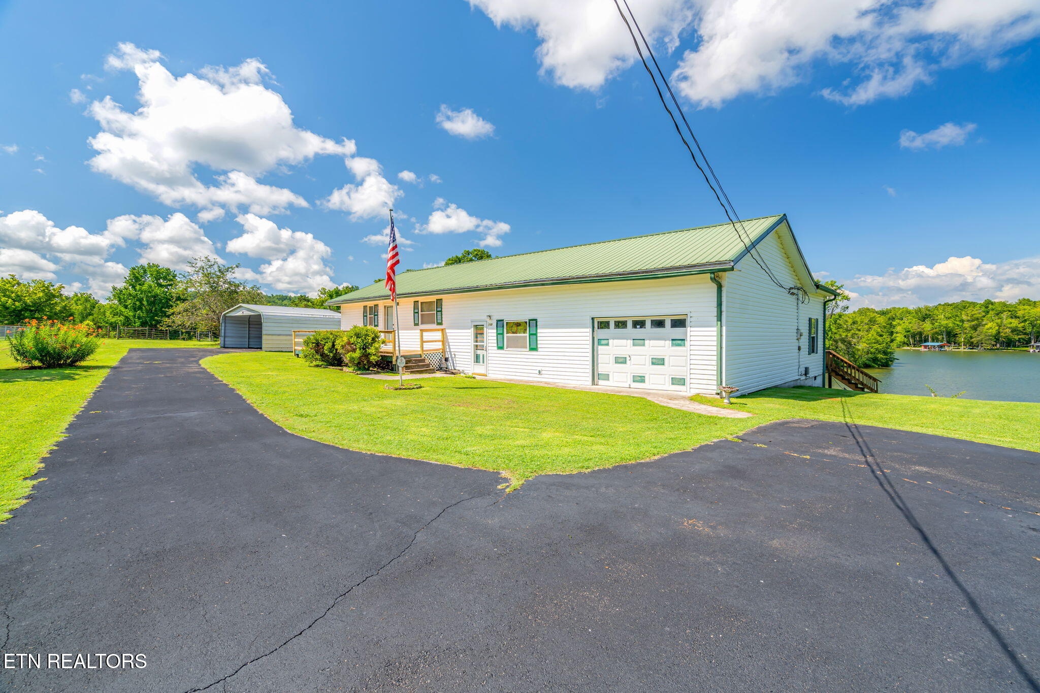 Kingston, Tennessee, 37763, United States, 3 Bedrooms Bedrooms, ,2 BathroomsBathrooms,Residential,For Sale,1891153