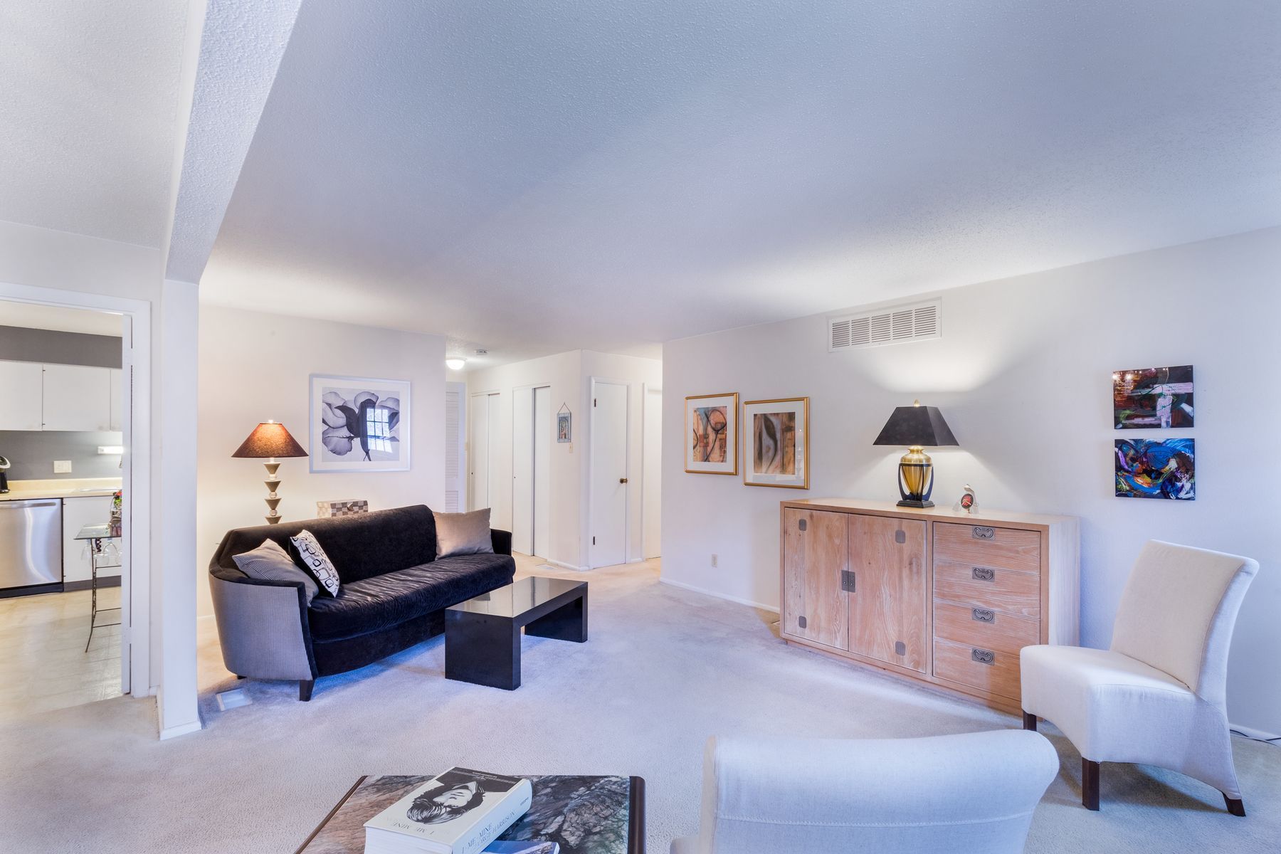  2-bed, 2-full bath condo offers spacious rooms with abundant storage. - 物件實景