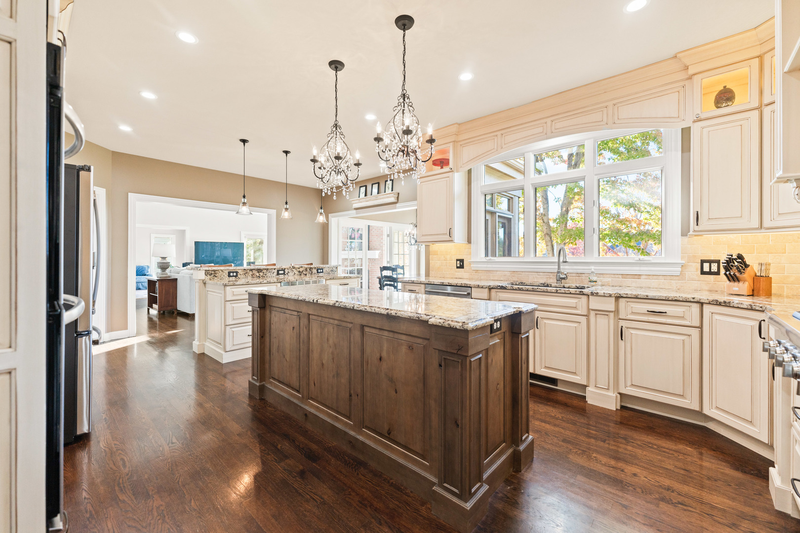 St. Charles, Illinois, 60175, United States, 5 Bedrooms Bedrooms, ,5 BathroomsBathrooms,Residential,For Sale,1989191