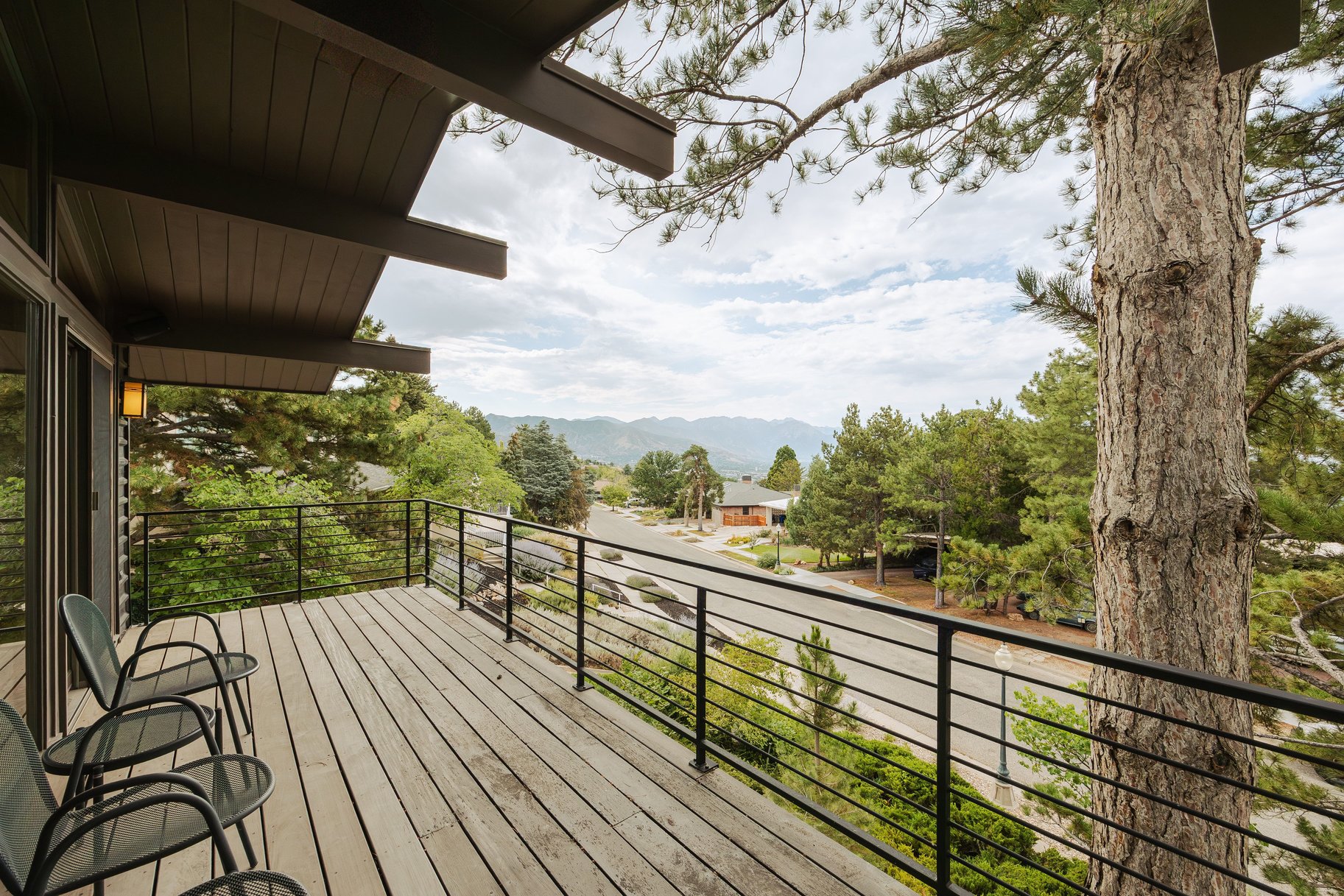  In the Tree Midcentury Modern Backing up to Shoreline Trail - 物件實景