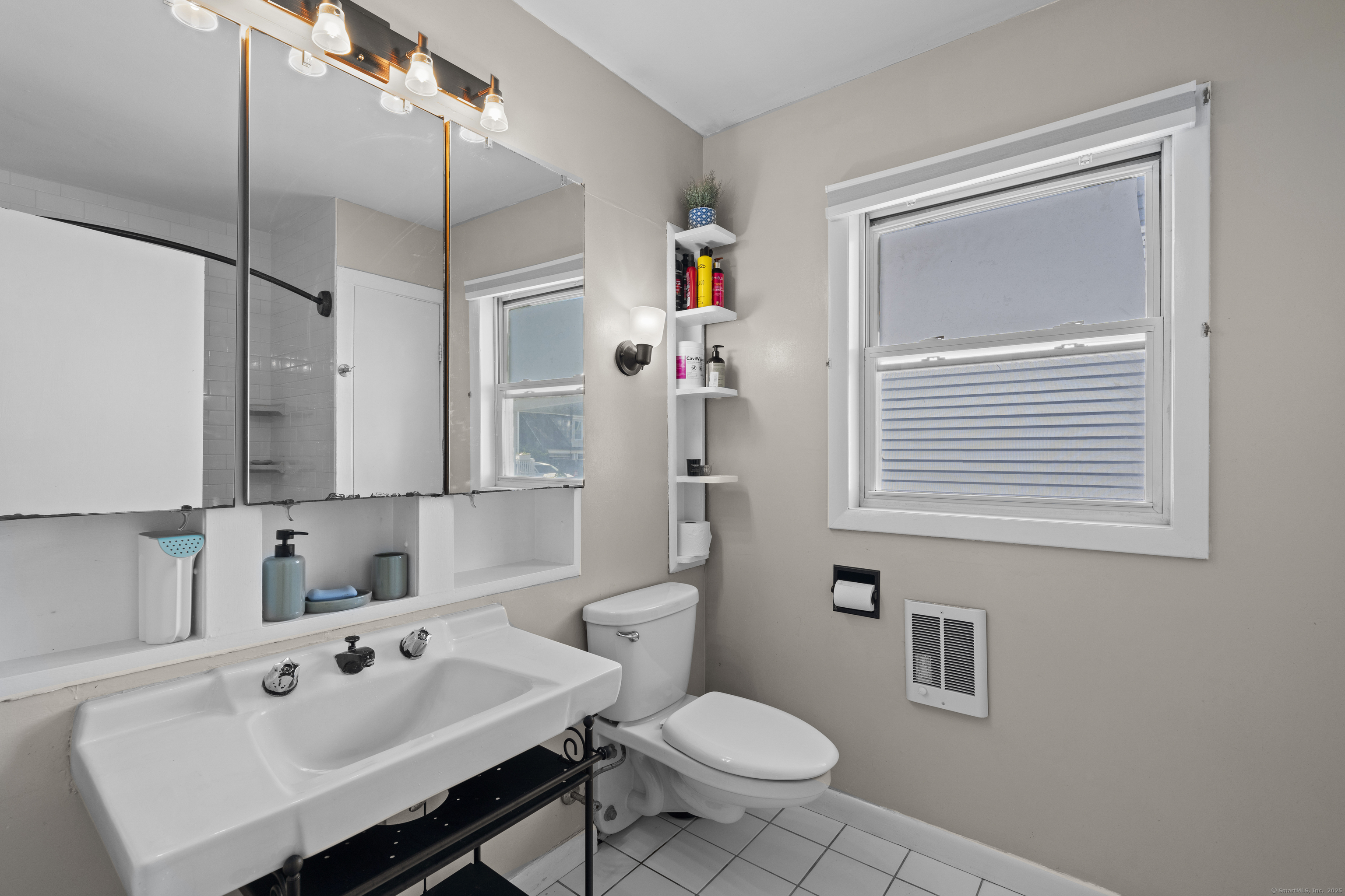 Milford, Connecticut, 06460, United States, 3 Bedrooms Bedrooms, ,2 BathroomsBathrooms,Residential,For Sale,1896652