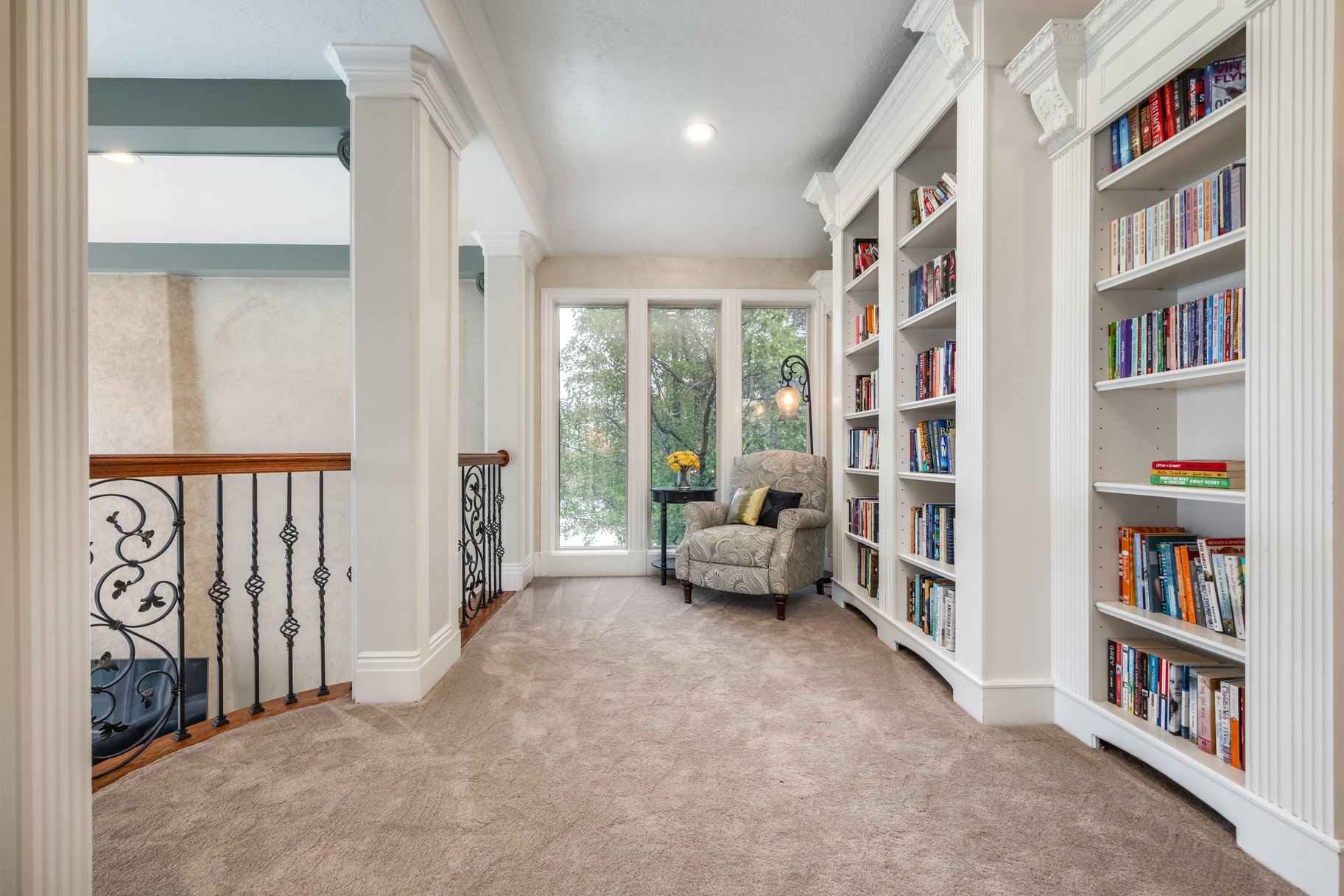  Stately Gated-Community Estate on Nearly Half an Acre: Vaulted Ceilings, Valley - 物件實景