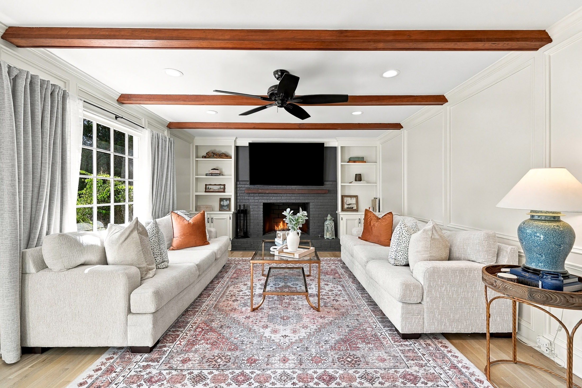  Classic Colonial Charm Meets Beautifully Updated Interiors - 物件實景