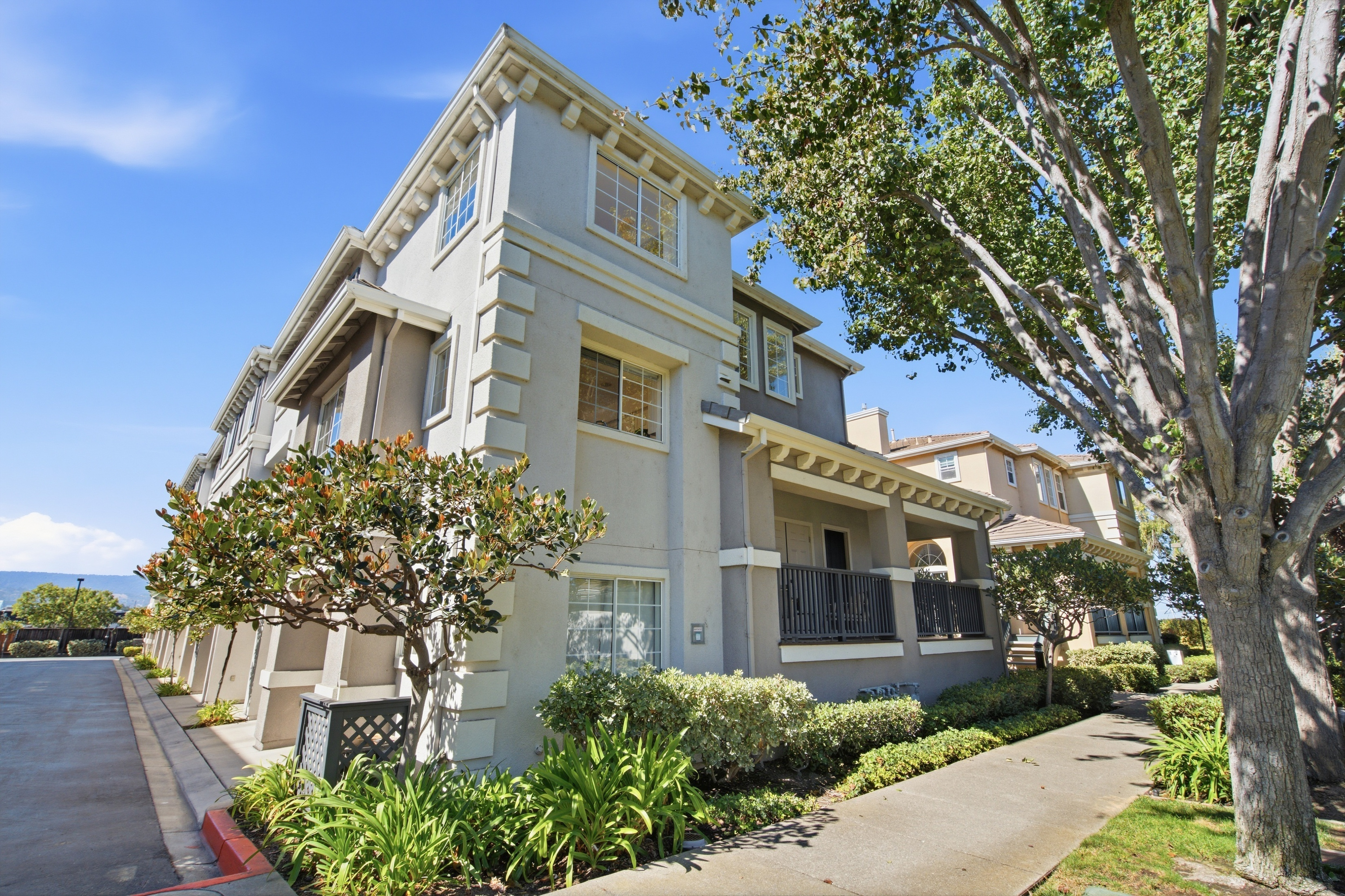  Beautifully Updated End-Unit with Reserve Views - 物件實景