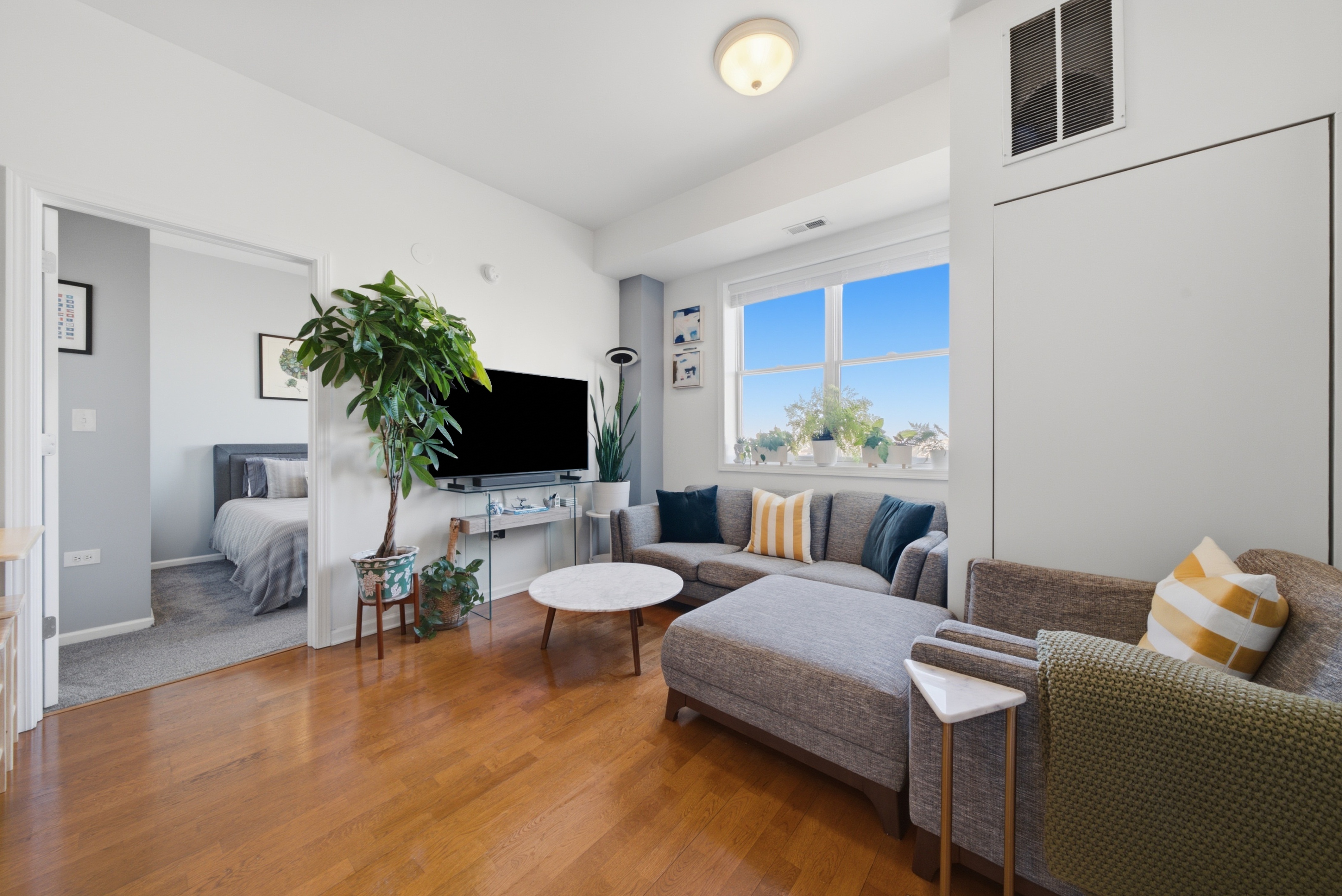  Enjoy the Best of City Living in this Bright, High-floor 2 Bedroom, 1 Bath Condo - 物件實景