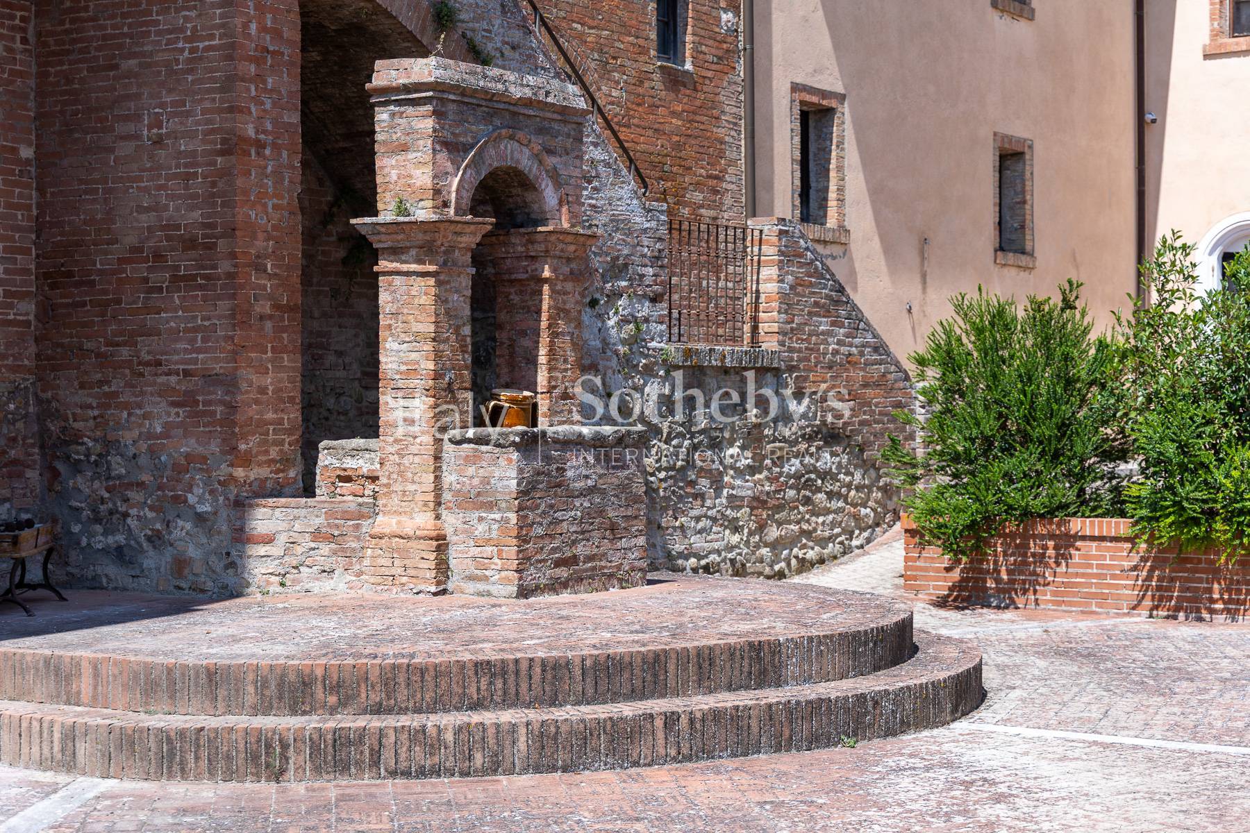  Castle with Approved Restoration Project near Montalcino - 物件實景