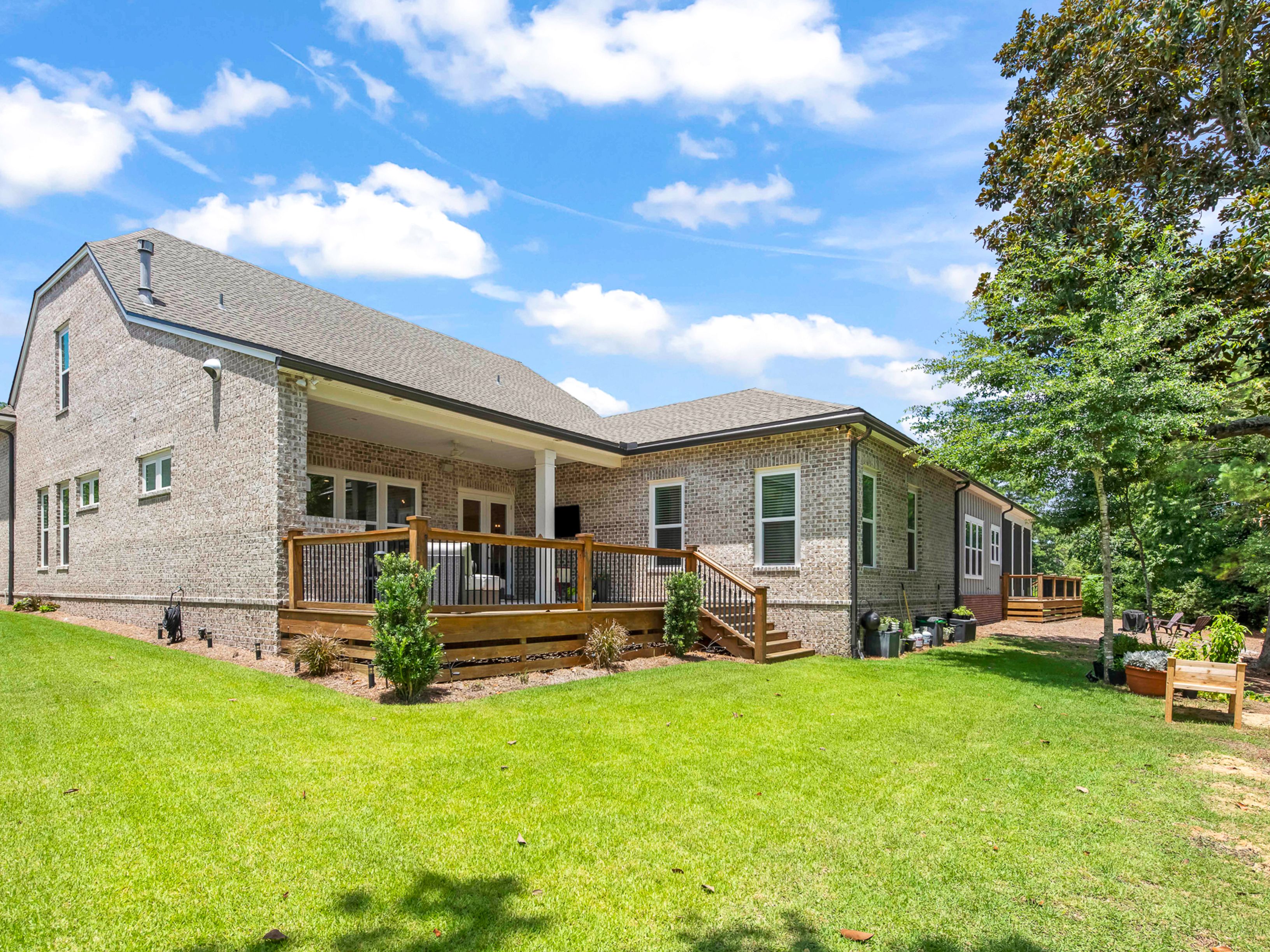 Southern-Style Home With Numerous Upgrades In Quaint Community - 物件實景