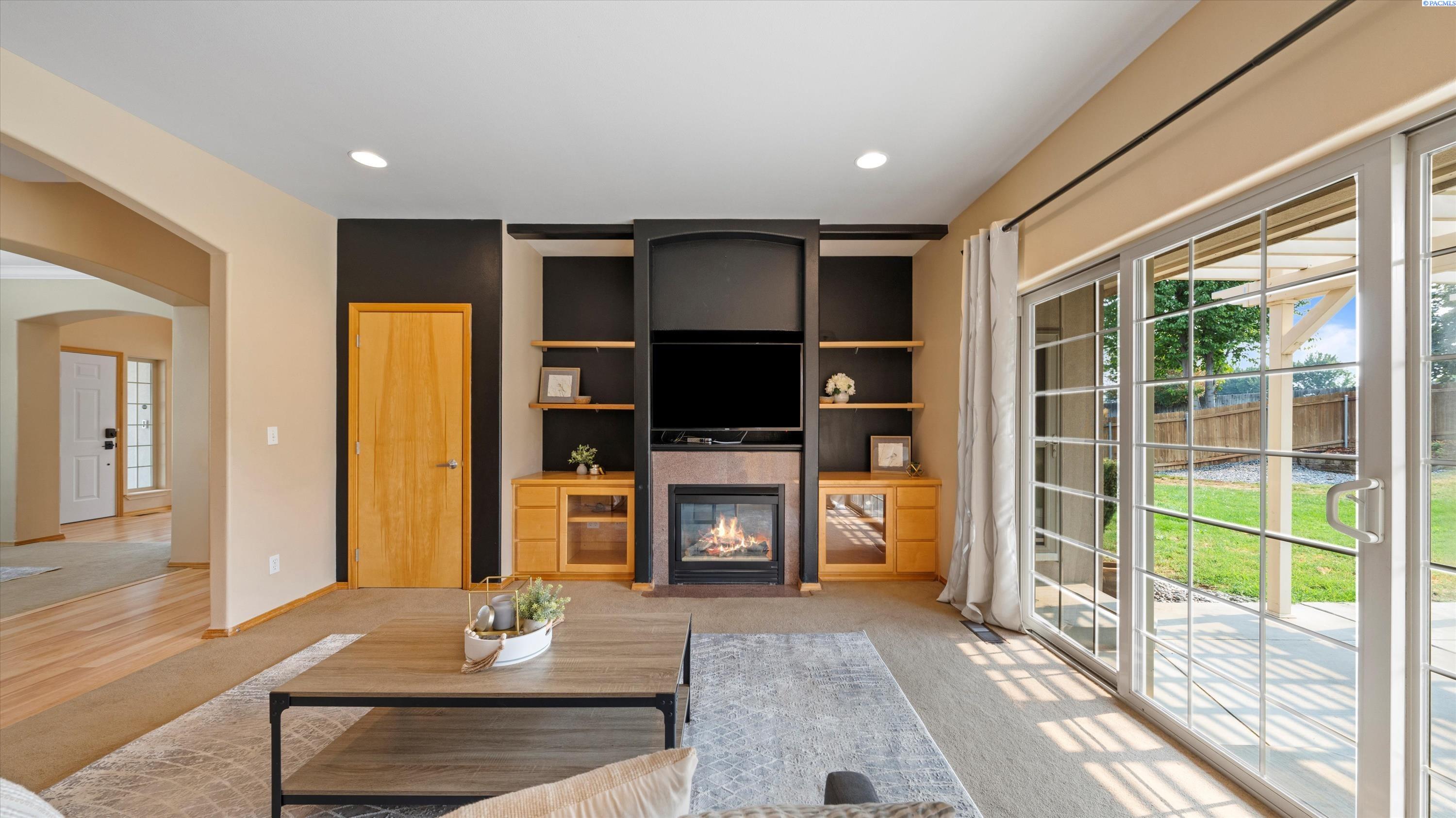 Richland, Washington, 99352, United States, 4 Bedrooms Bedrooms, ,3 BathroomsBathrooms,Residential,For Sale,1940830