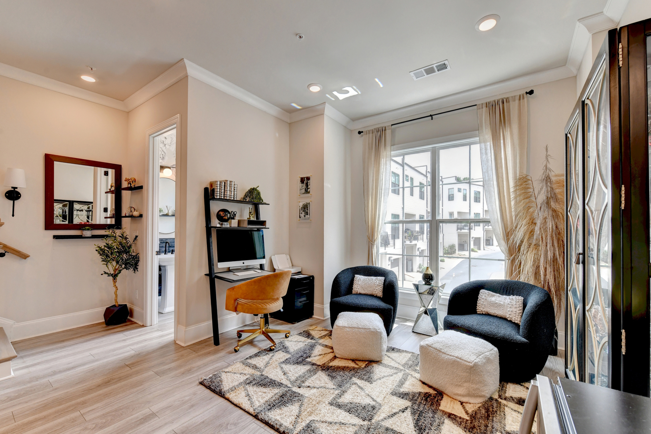 Welcome Home to this Magnificent Three-Story Townhome - 物件實景