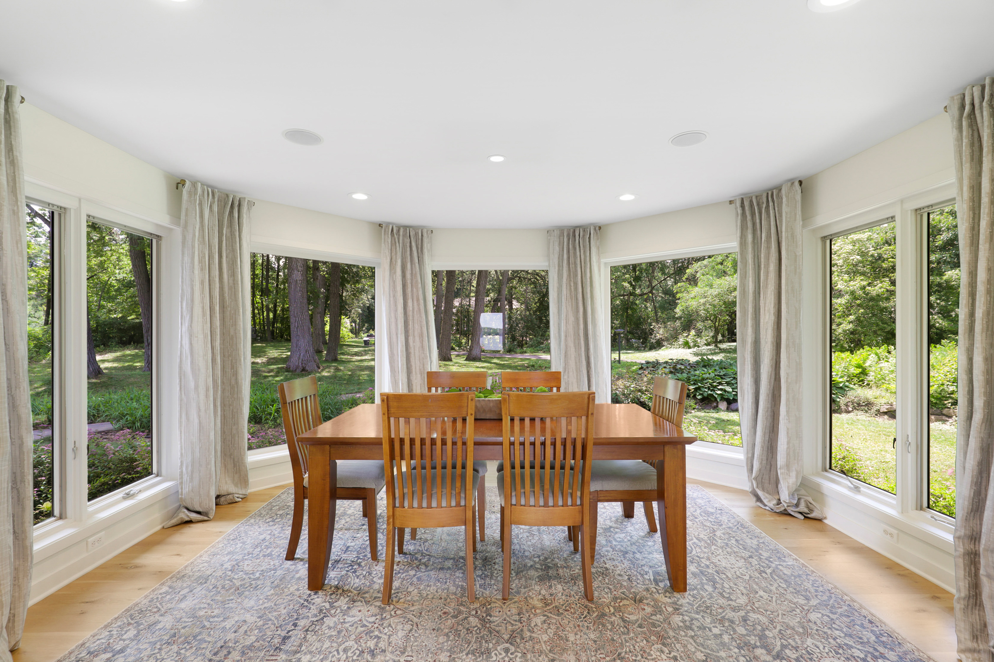  Lakeside Luxury with Timeless Charm and Modern Touches - 物件實景