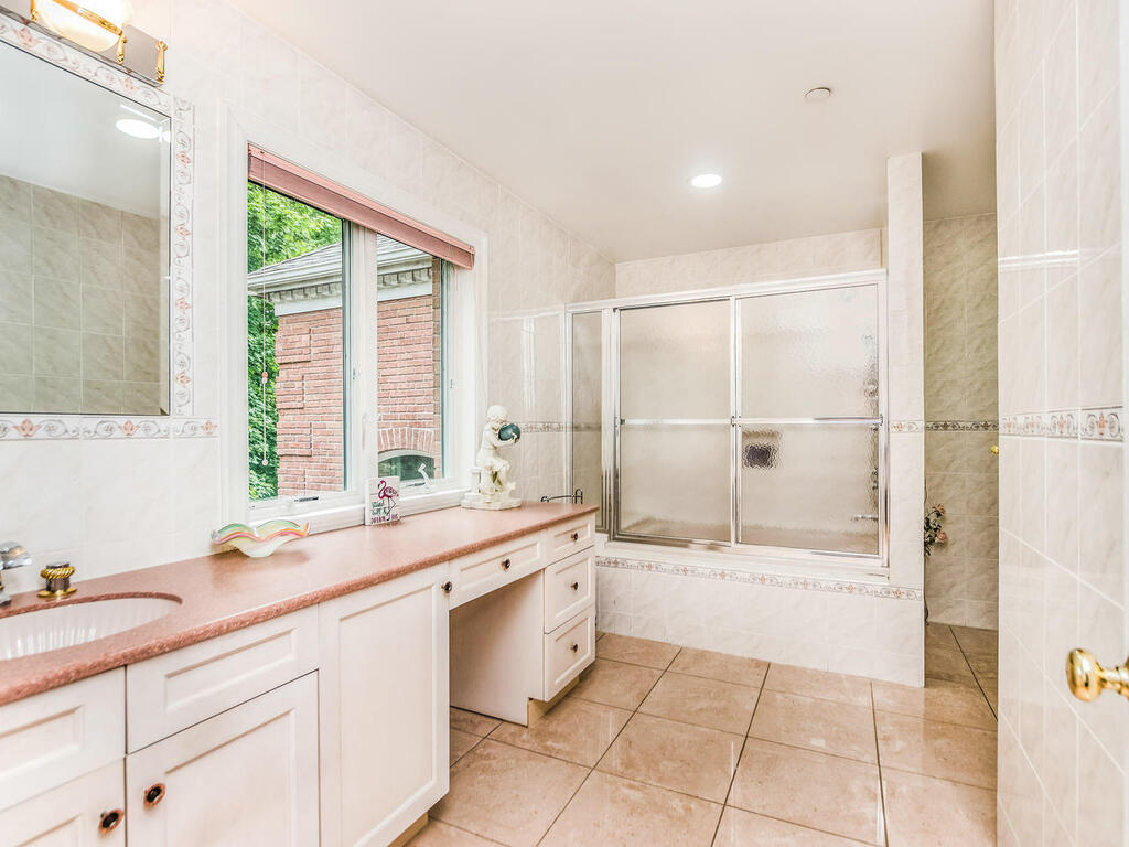 Scarsdale, New York, 10583, United States, 5 Bedrooms Bedrooms, ,6 BathroomsBathrooms,Residential,For Sale,1974207