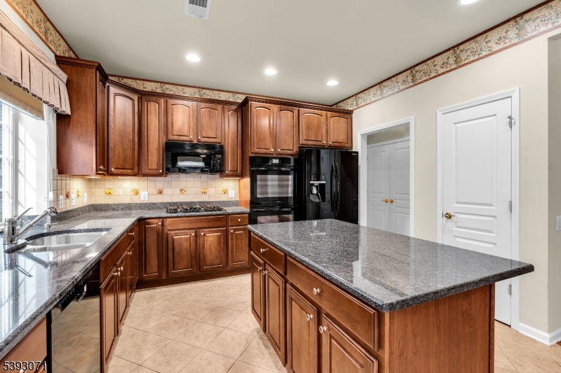 Franklin Twp., New Jersey, 08873, United States, 2 Bedrooms Bedrooms, ,3 BathroomsBathrooms,Residential,For Sale,1987602