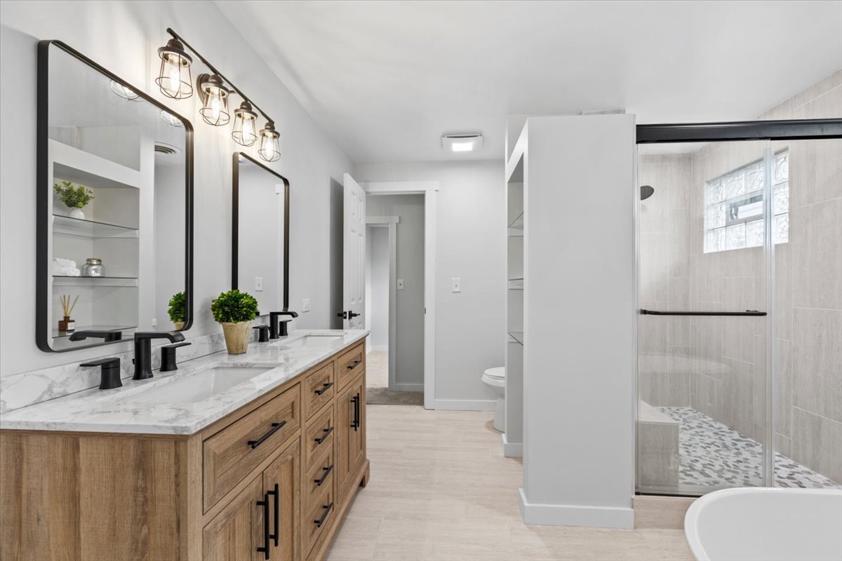 Evergreen Park, Illinois, 60805, United States, 5 Bedrooms Bedrooms, ,4 BathroomsBathrooms,Residential,For Sale,1972389