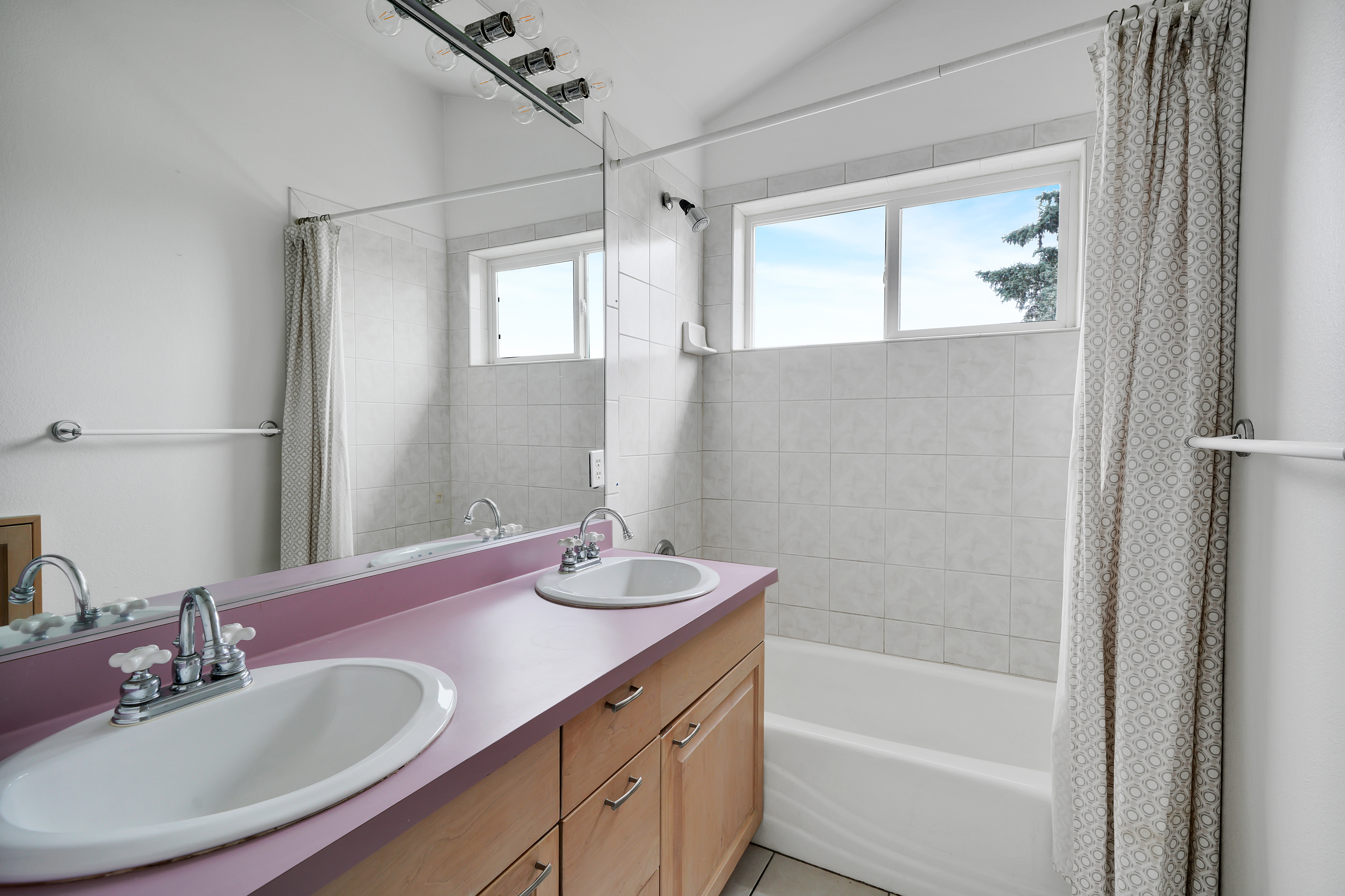  Custom Home with Vaulted Ceilings, Sauna and Wine Storage - 物件實景