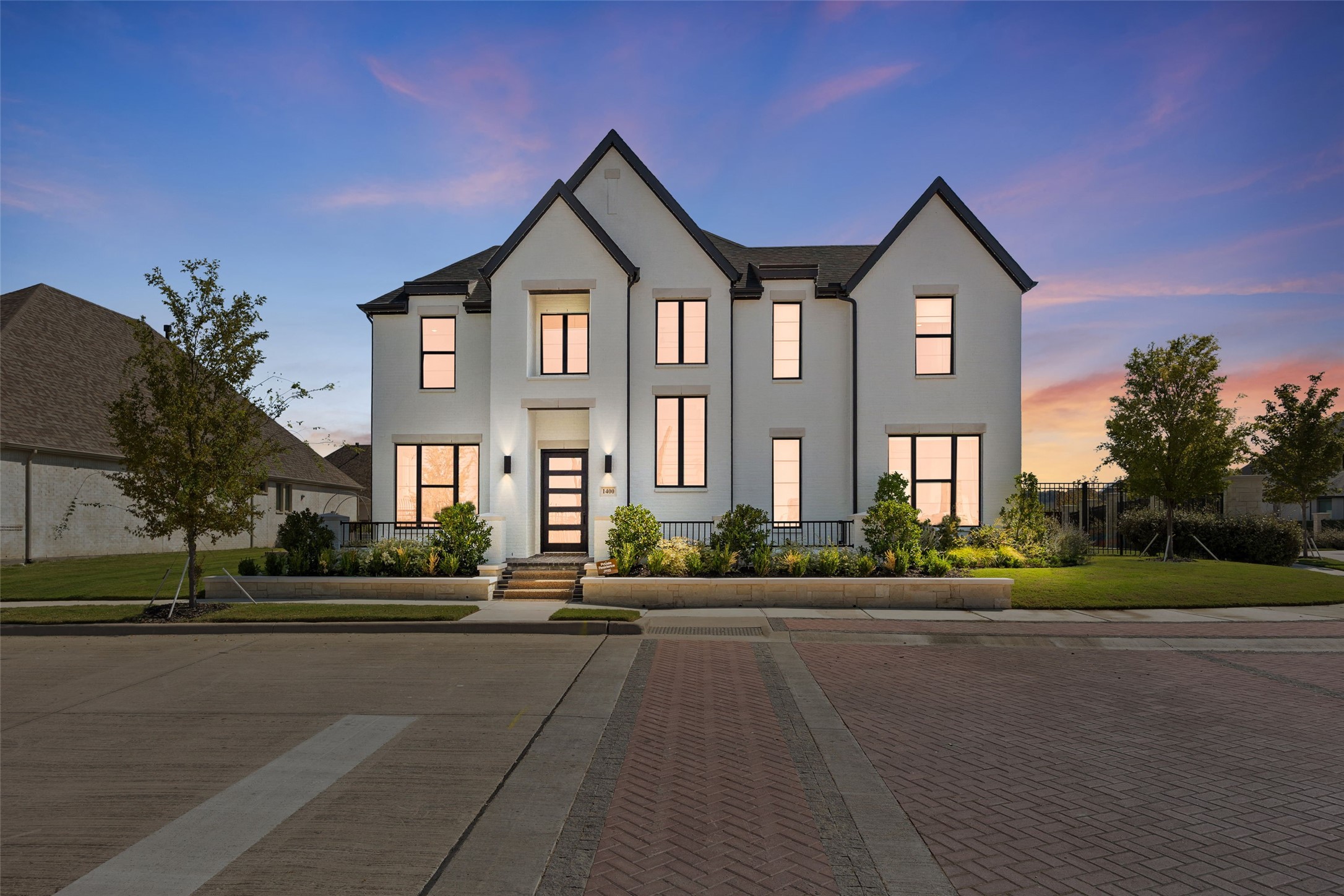 Arlington, Texas, 76005, United States, 4 Bedrooms Bedrooms, ,5 BathroomsBathrooms,Residential,For Sale,1963116