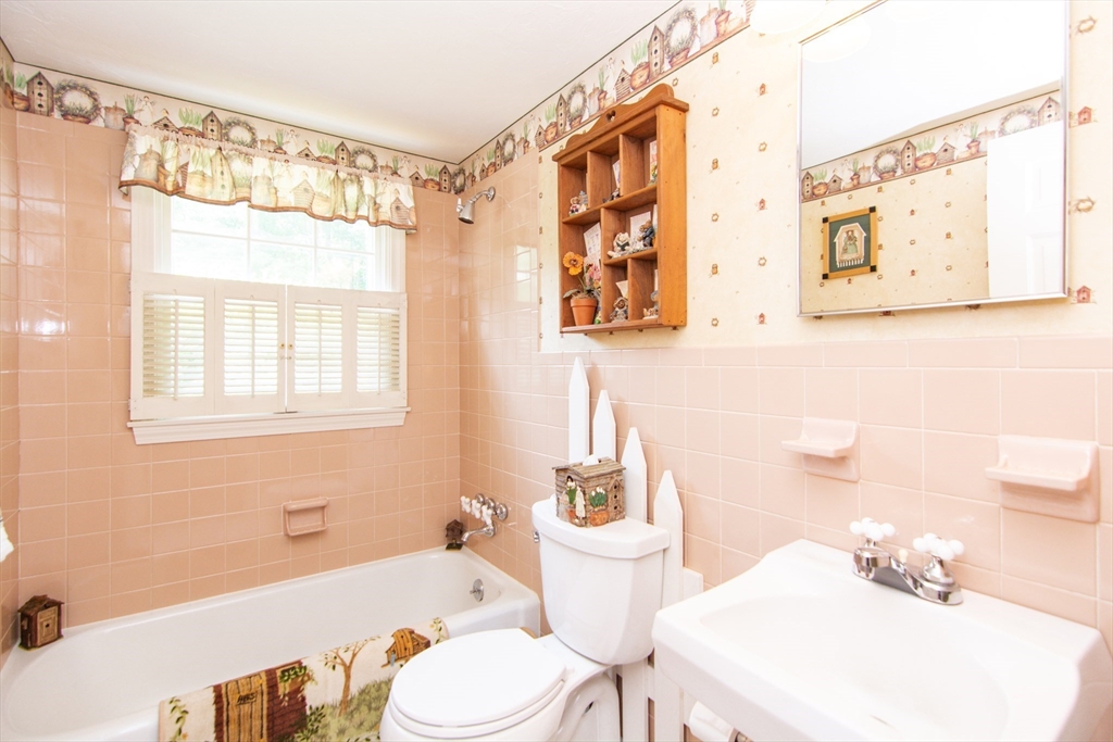 Hanson, Massachusetts, 02341, United States, 3 Bedrooms Bedrooms, ,Residential,For Sale,1920673