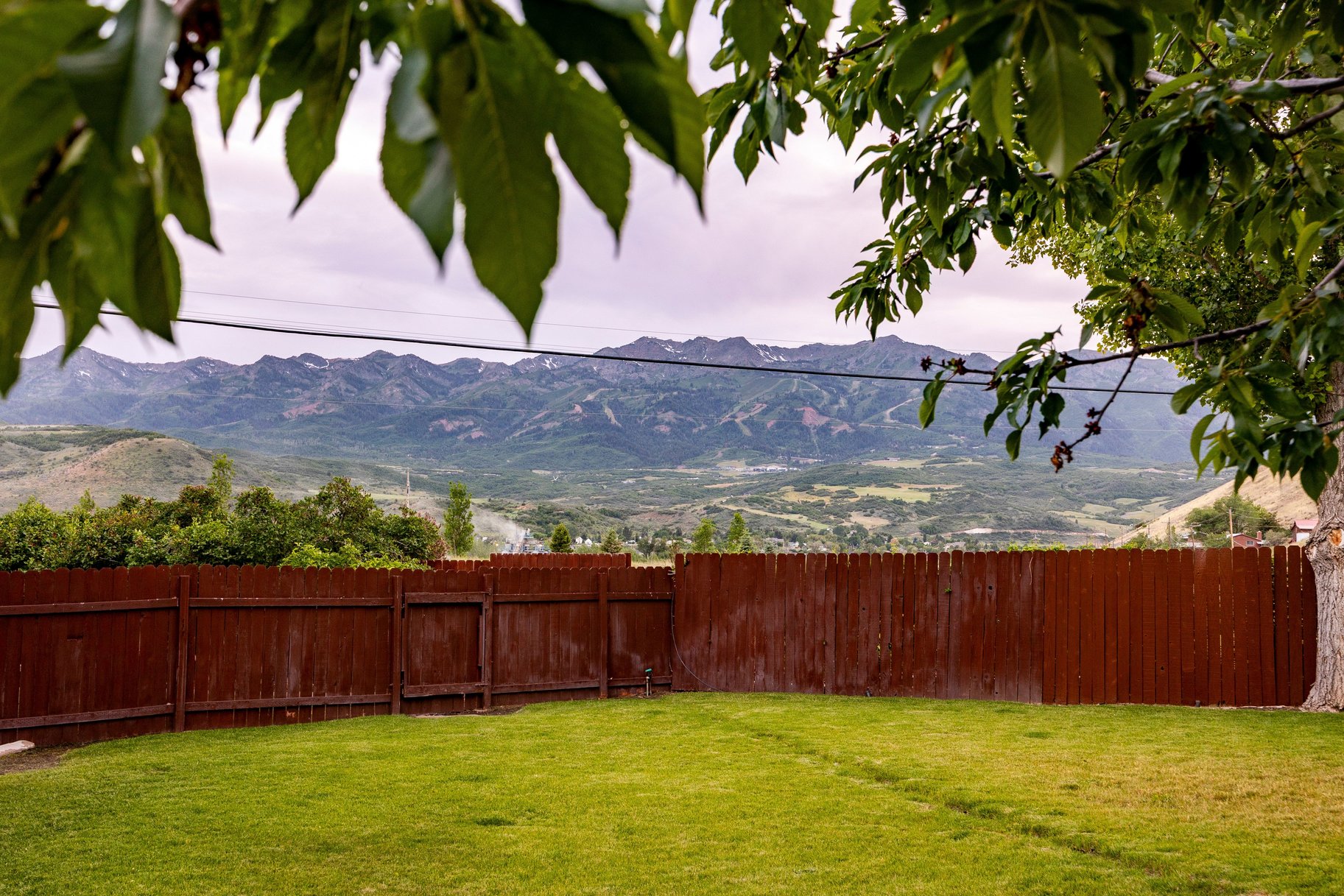  Incredibly Well-Maintained Horse Property with Indoor Arena & Views - 物件實景