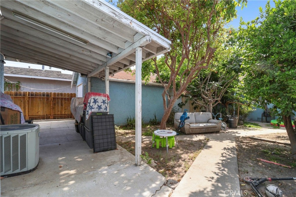 Los Angeles, California, 90016, United States, 4 Bedrooms Bedrooms, ,2 BathroomsBathrooms,Residential,For Sale,1903640