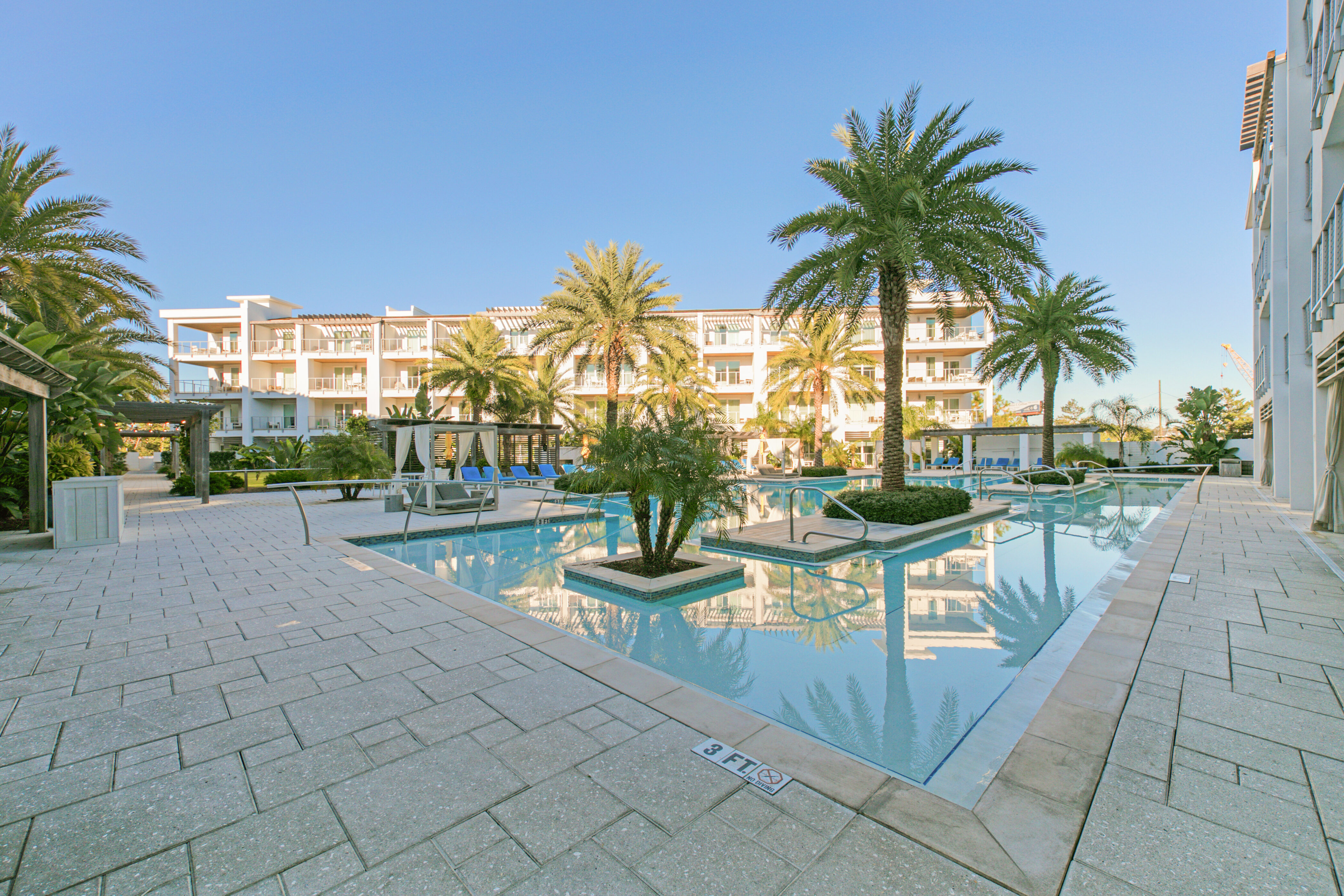  Elegant Resort Residence With Pool Views And Rooftop Lounge - 物件實景