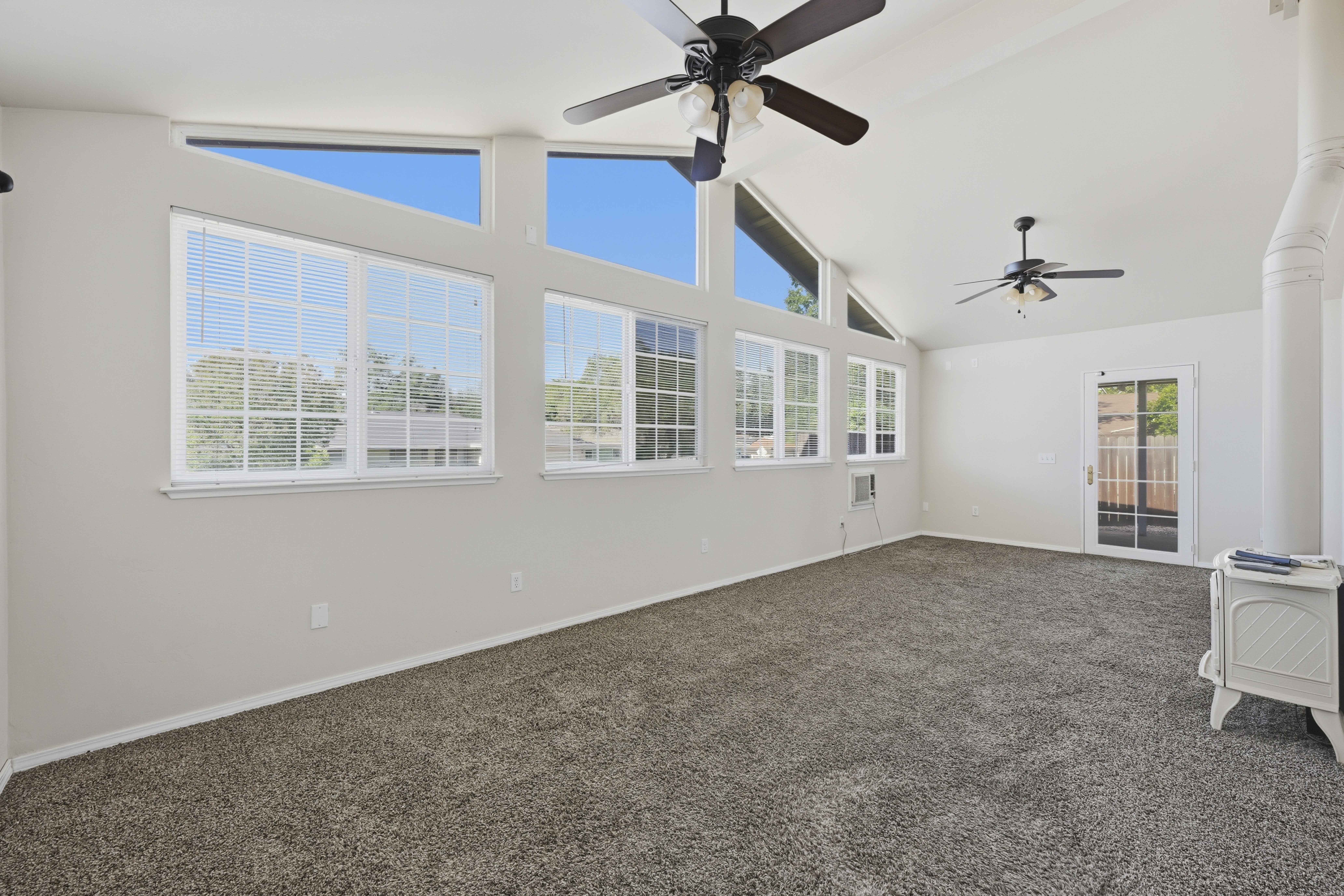  Updated Ranch Home on Spacious Corner Lot - 物件實景