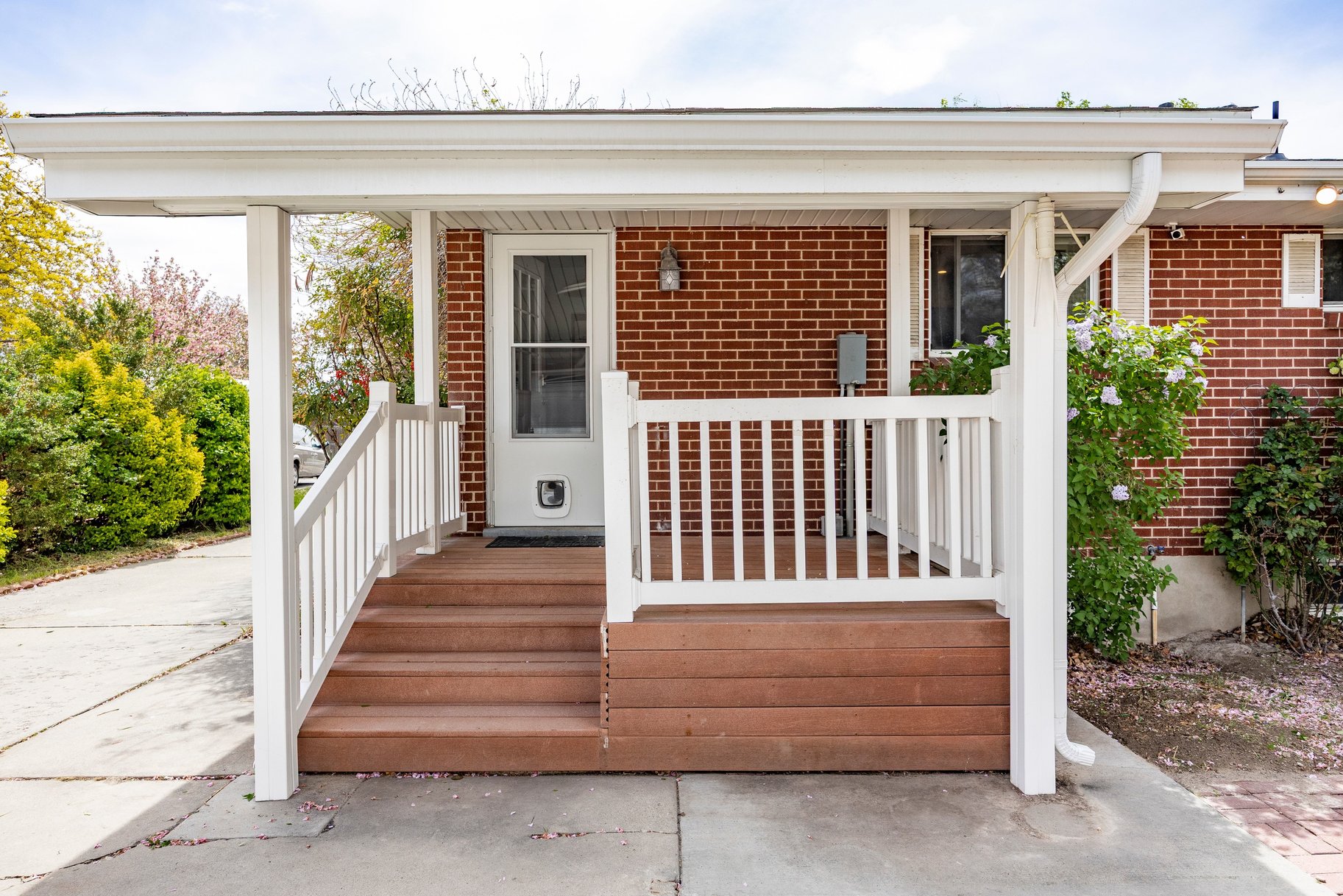  Charming Home with Detached Garage - 物件實景