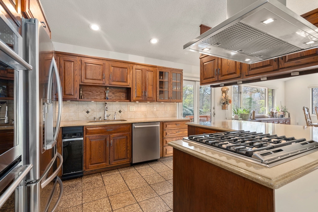 Dartmouth, Massachusetts, 02748, United States, 4 Bedrooms Bedrooms, ,5 BathroomsBathrooms,Residential,For Sale,1804172