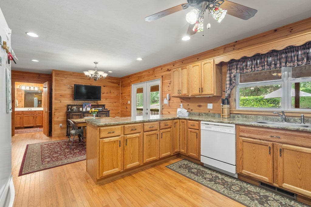 Morganton, Georgia, 30560, United States, 3 Bedrooms Bedrooms, ,3 BathroomsBathrooms,Residential,For Sale,1903694