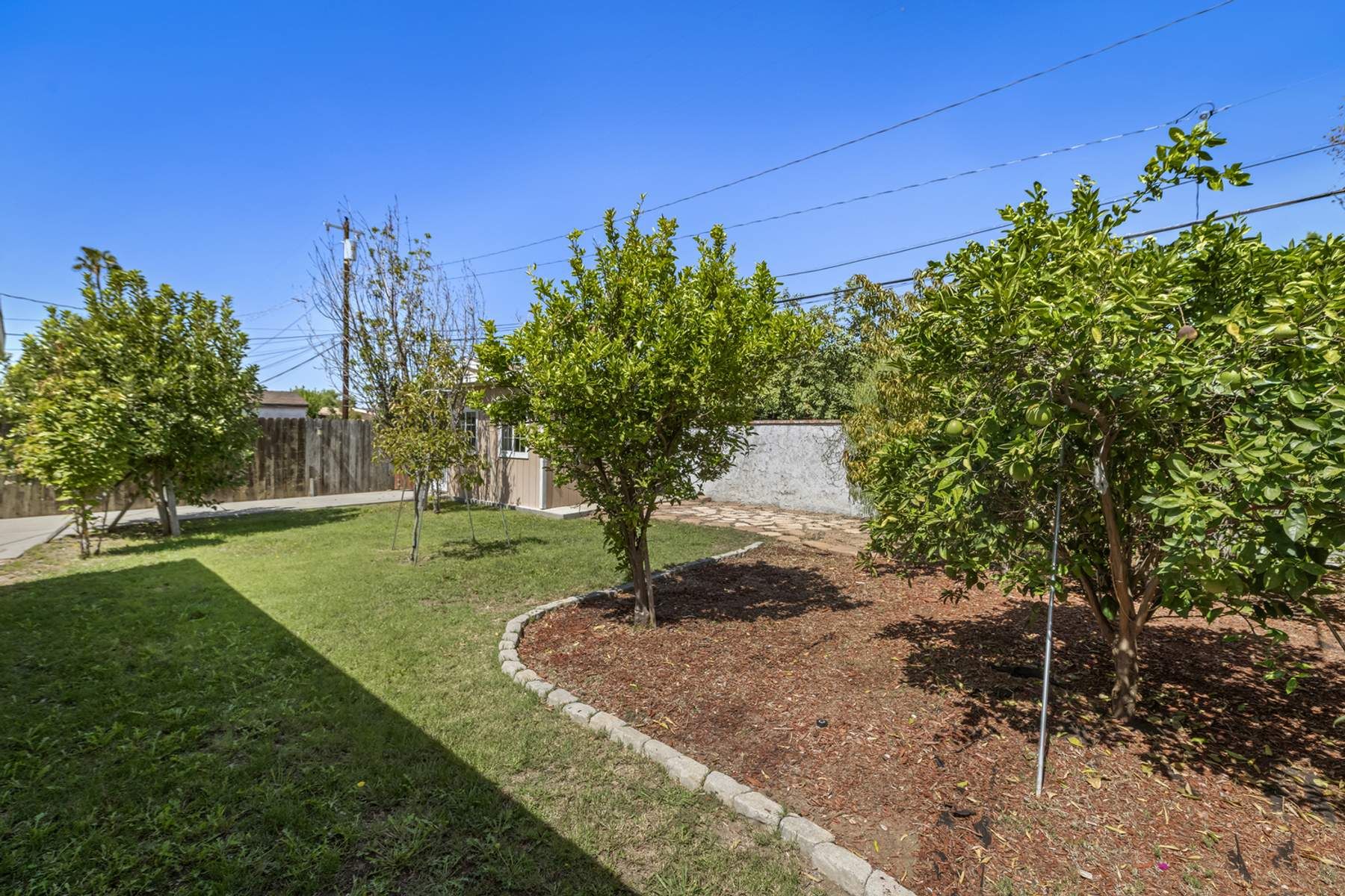  19345 Archwood Street - 物件實景