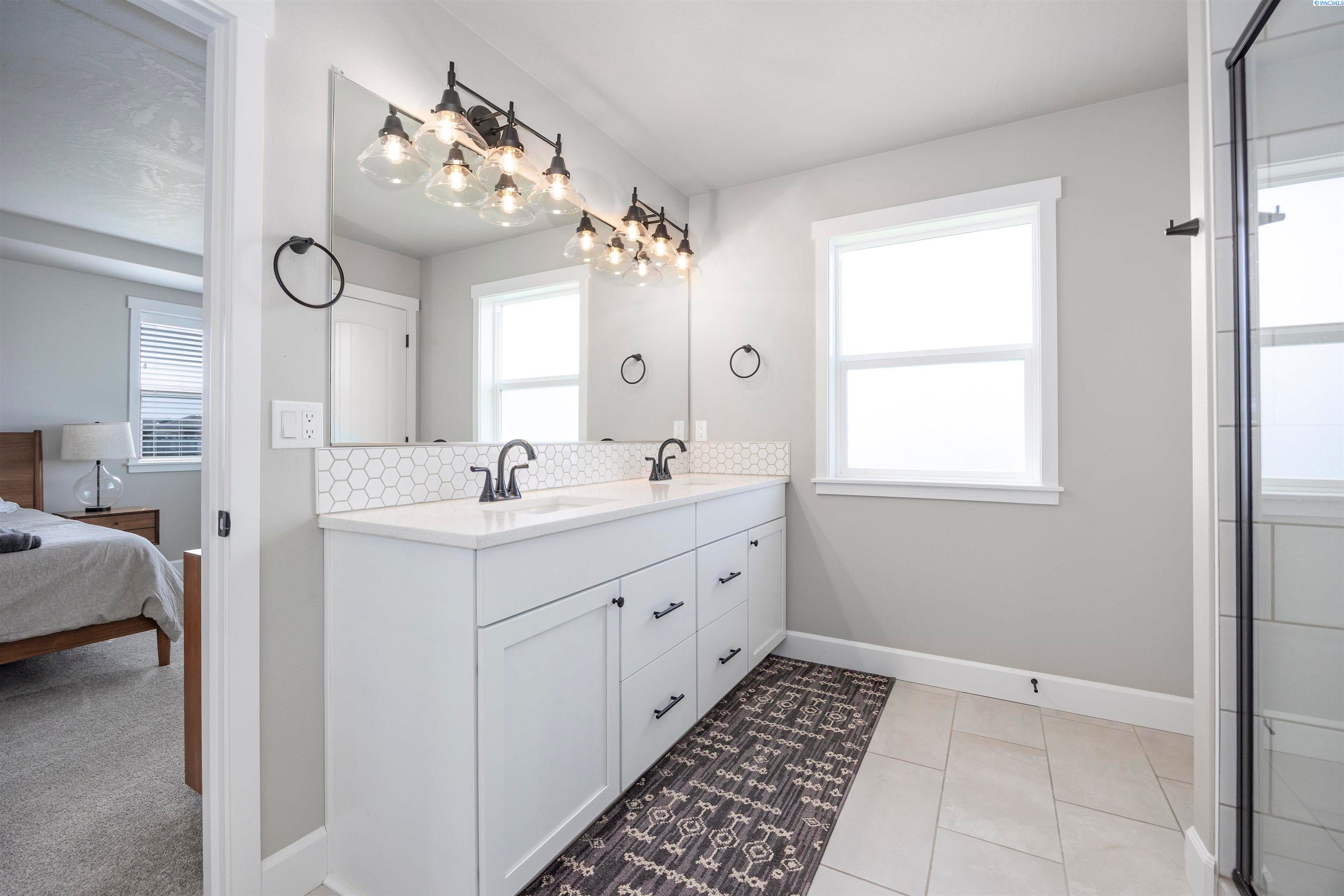 Kennewick, Washington, 99338, United States, 5 Bedrooms Bedrooms, ,3 BathroomsBathrooms,Residential,For Sale,1984207