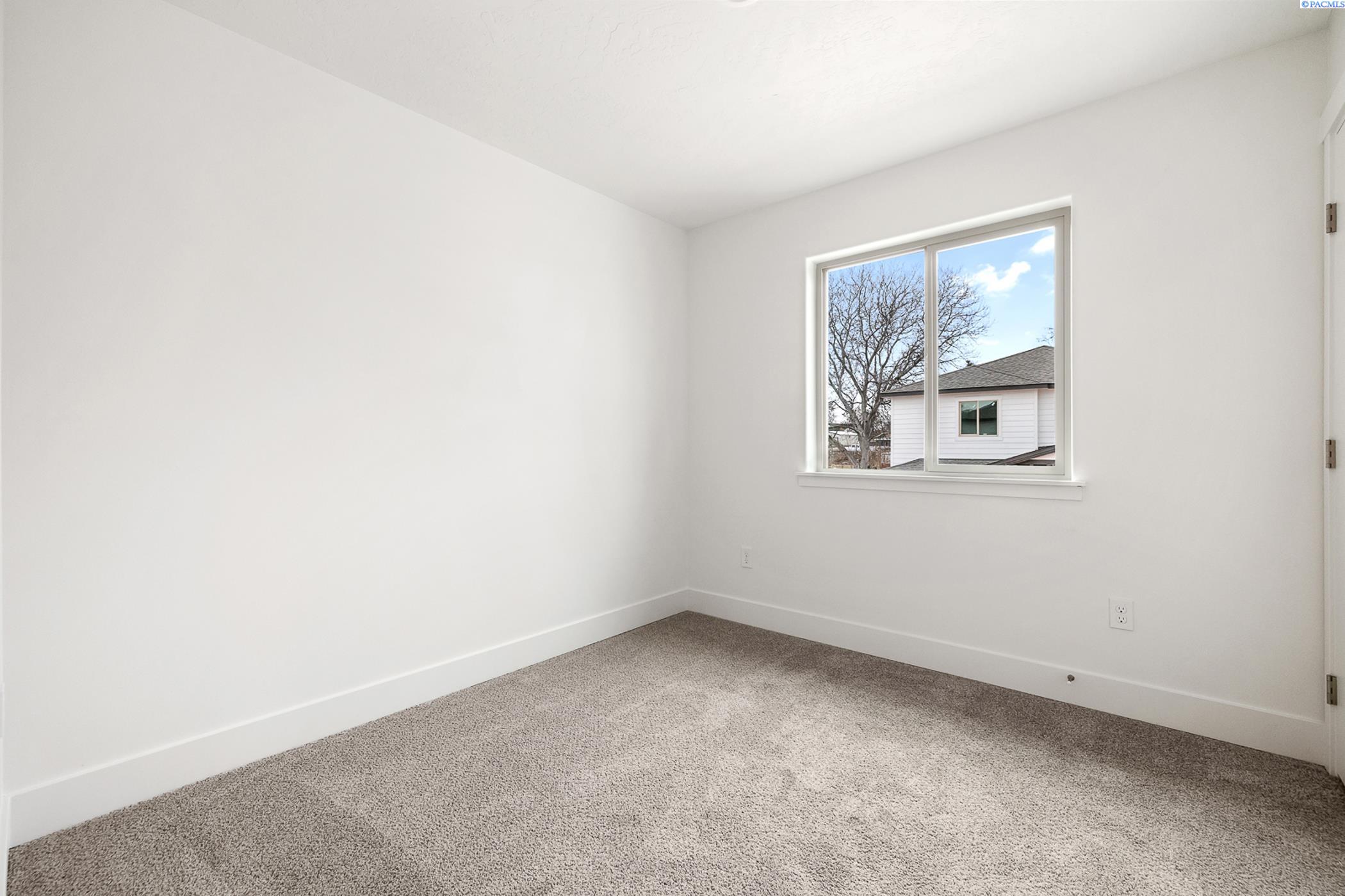 Kennewick, Washington, 99337, United States, 5 Bedrooms Bedrooms, ,Residential,For Sale,1940850