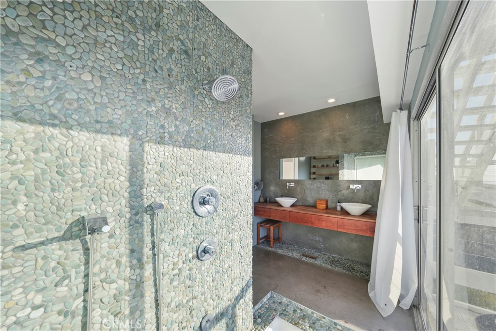 Los Angeles, California, 90069, United States, 3 Bedrooms Bedrooms, ,1 BathroomBathrooms,Residential,For Sale,1897836
