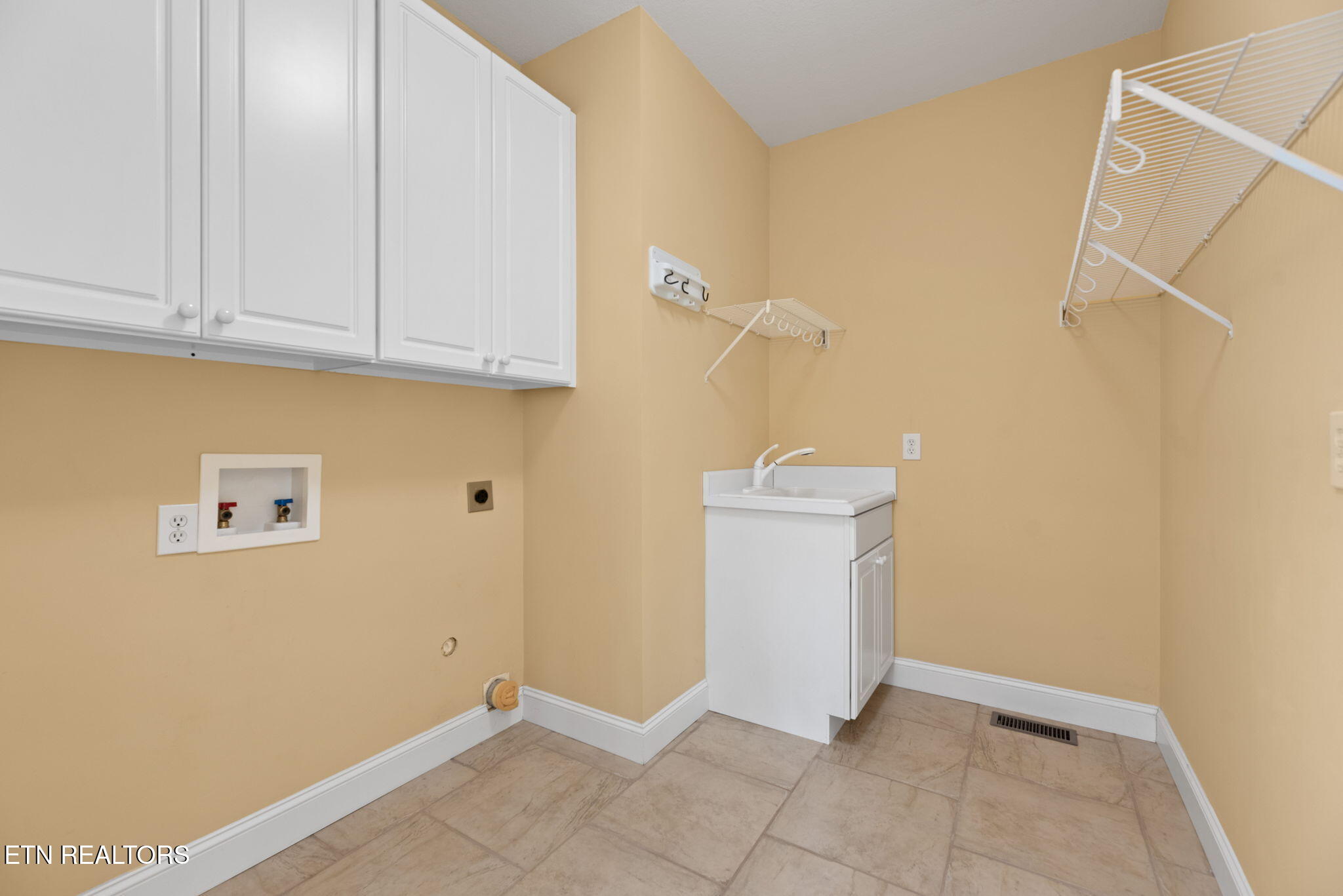 Kingston, Tennessee, 37763, United States, 3 Bedrooms Bedrooms, ,4 BathroomsBathrooms,Residential,For Sale,1885979