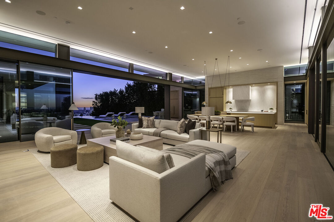Los Angeles, California, 90069, United States, 7 Bedrooms Bedrooms, ,9 BathroomsBathrooms,Residential,For Sale,1925200