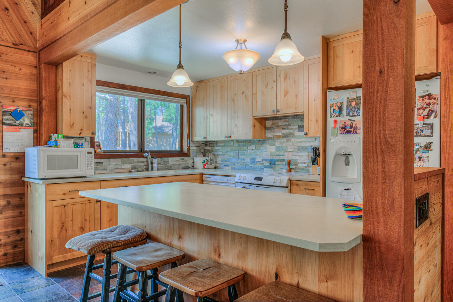 Sunriver, Oregon, 97707, United States, 3 Bedrooms Bedrooms, ,2 BathroomsBathrooms,Residential,For Sale,1878628