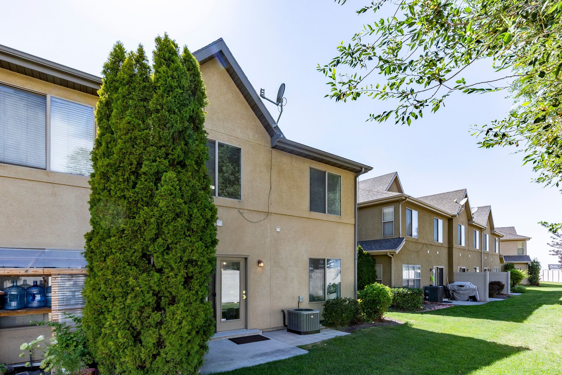  Fully Remodeled End-Unit in Prime Midvale Location - 物件實景