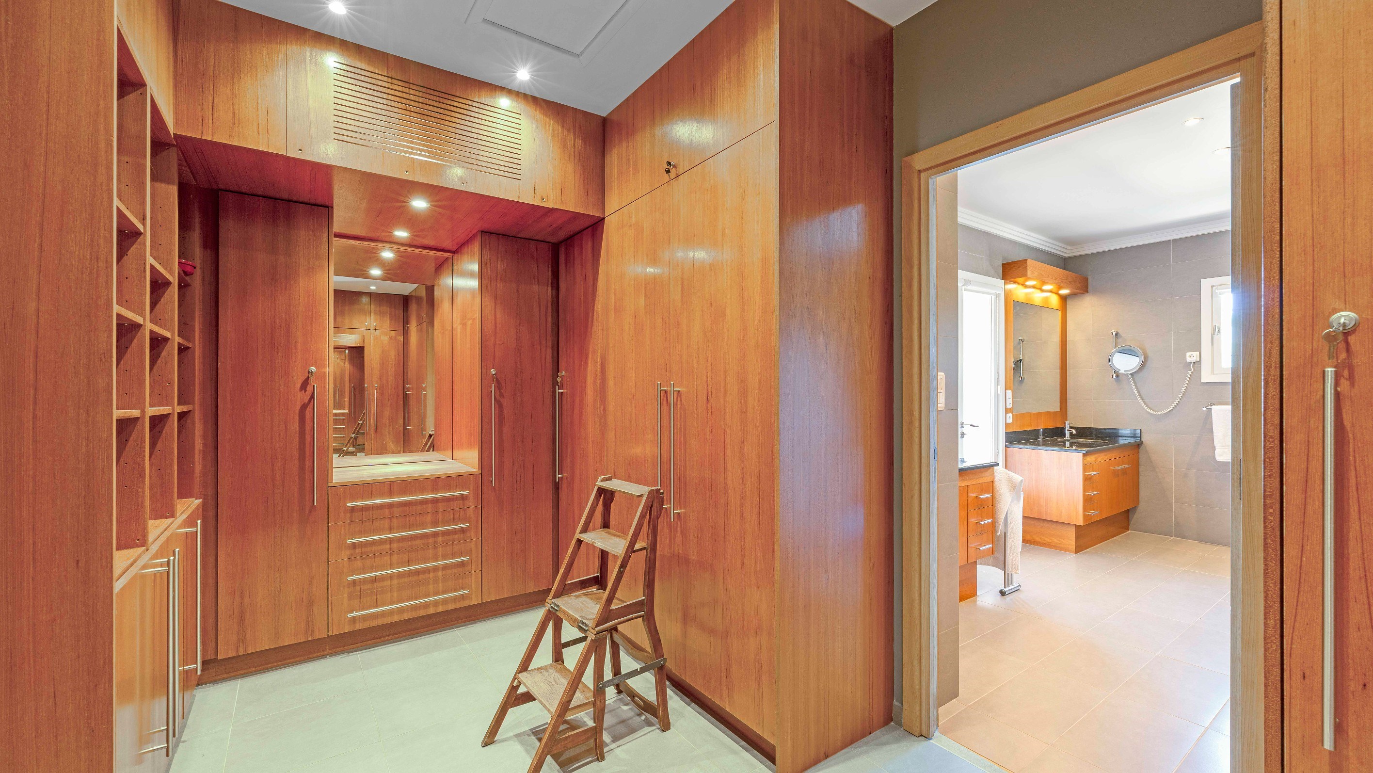  Highly sought-after private estate: contemporary villa close to the Beauvallon … - 物件實景