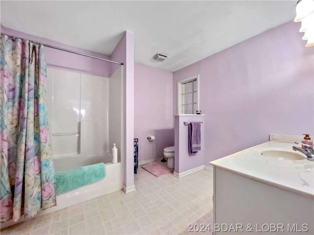 Camdenton, Missouri, 65020, United States, 5 Bedrooms Bedrooms, ,5 BathroomsBathrooms,Residential,For Sale,1850367
