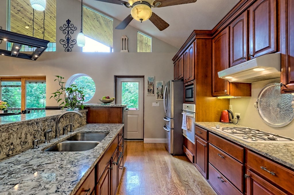 Blairsville, Georgia, 30512, United States, 4 Bedrooms Bedrooms, ,3 BathroomsBathrooms,Residential,For Sale,1827320