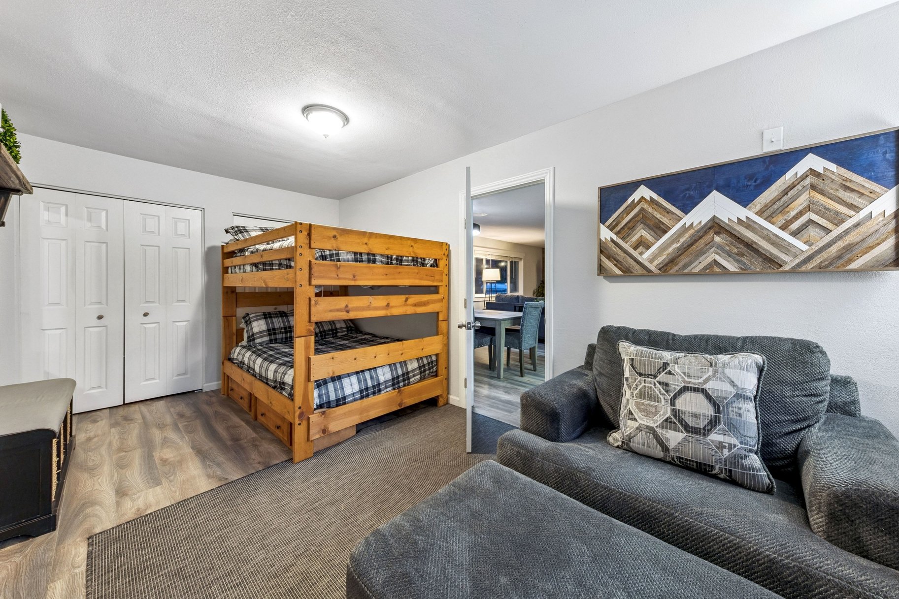  Move-In Ready 4 Bedroom Beauty  2022 Remodel  Fenced Yard, Forest Setting - 物件實景