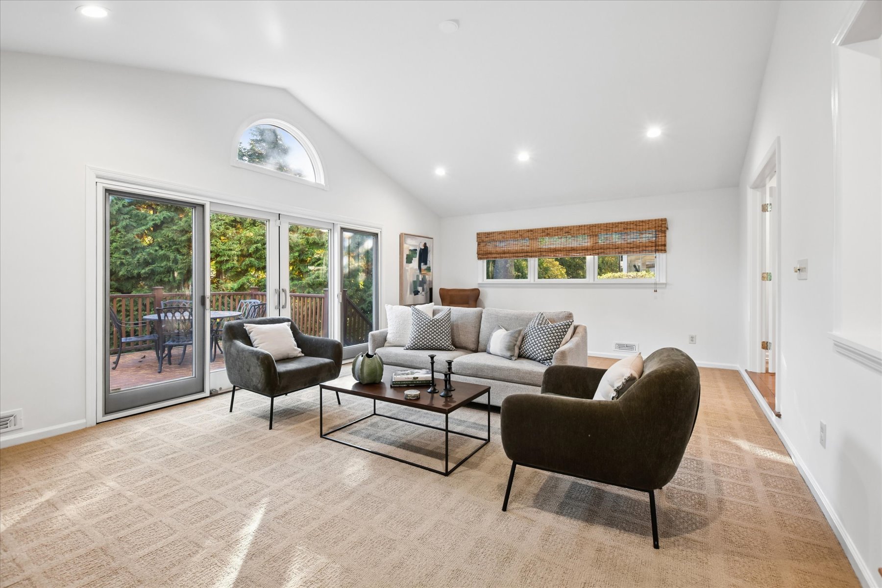  Split Level Home Offers Generous Living Spaces and Inviting Outdoor Areas - 物件實景