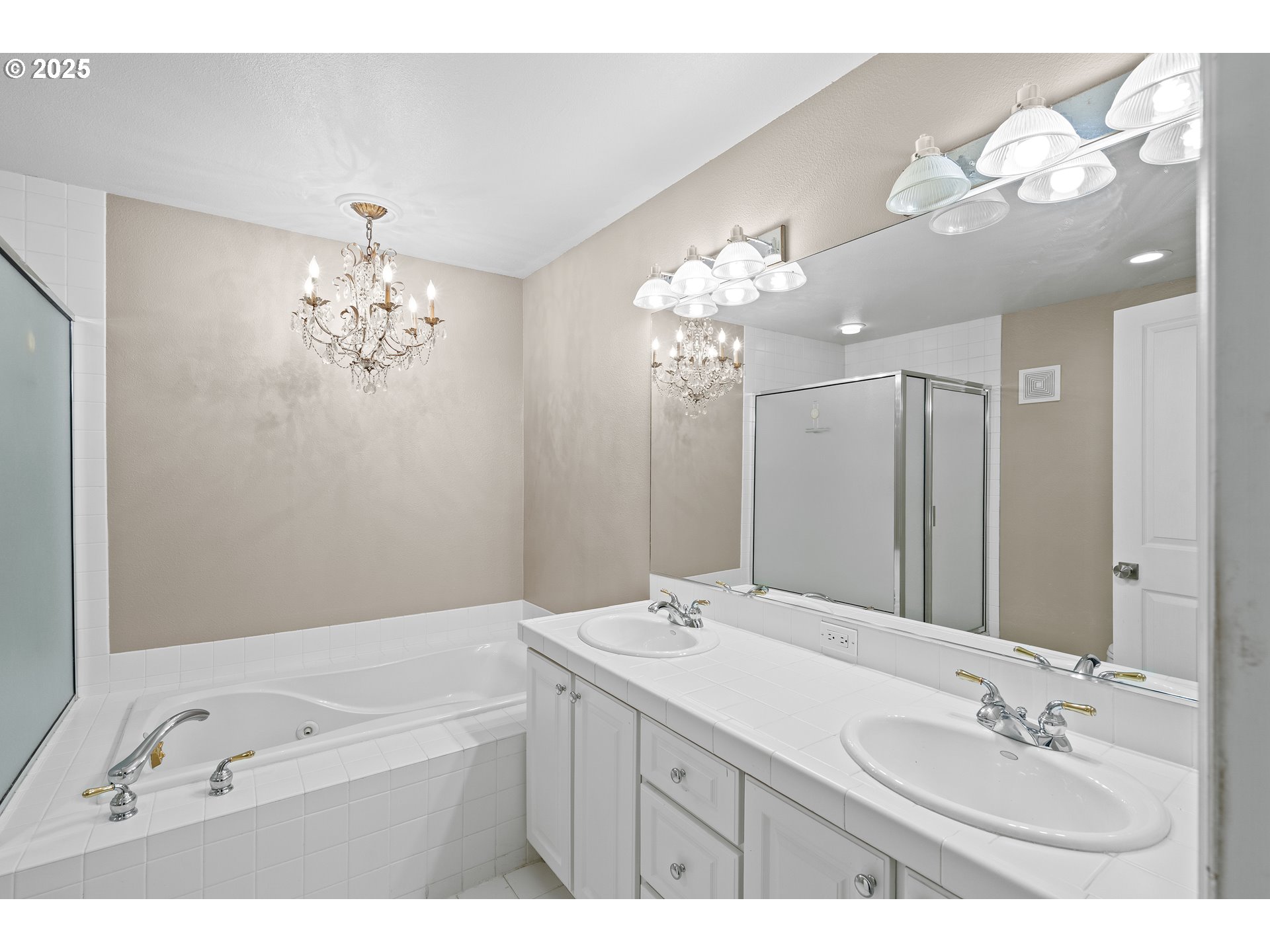 Lake Oswego, Oregon, 97035, United States, 2 Bedrooms Bedrooms, ,2 BathroomsBathrooms,Residential,For Sale,1889875