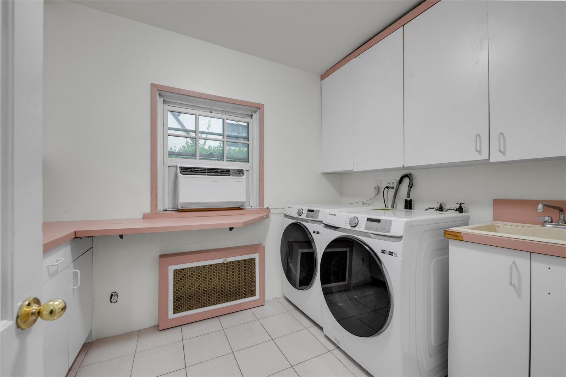  “DETACHED BRICK AND STONE HOME IN FOREST HILLS GARDENS? - 物件實景