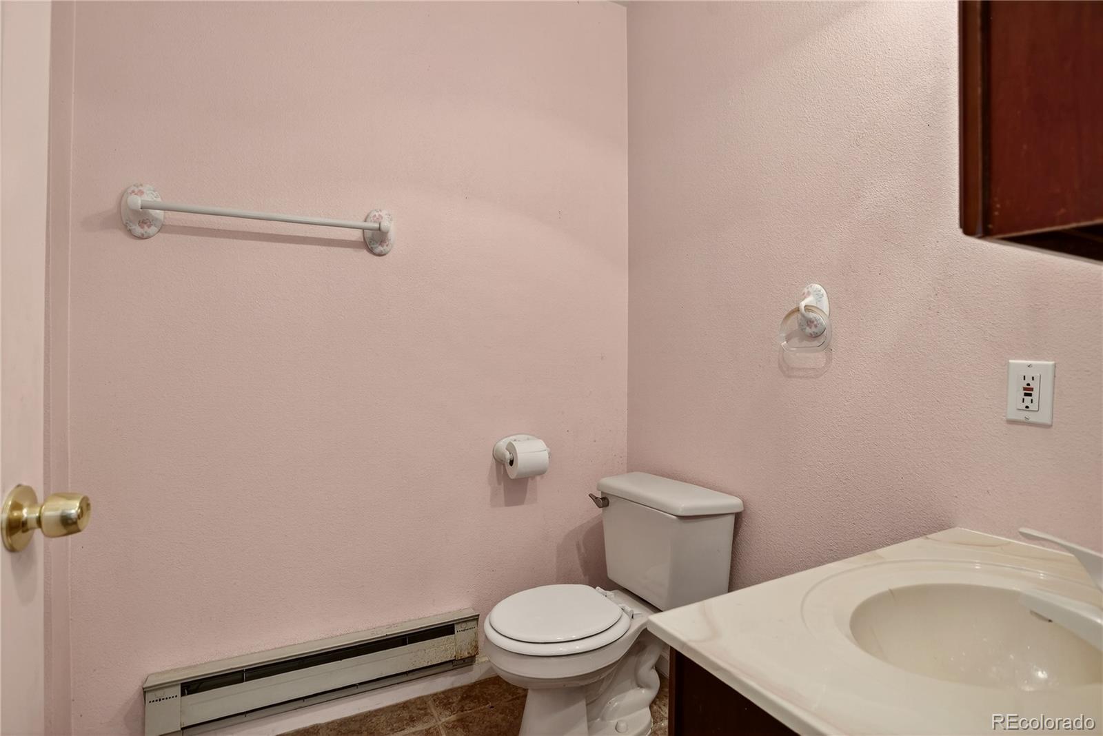 Evergreen, Colorado, 80439, United States, 2 Bedrooms Bedrooms, ,4 BathroomsBathrooms,Residential,For Sale,1951155