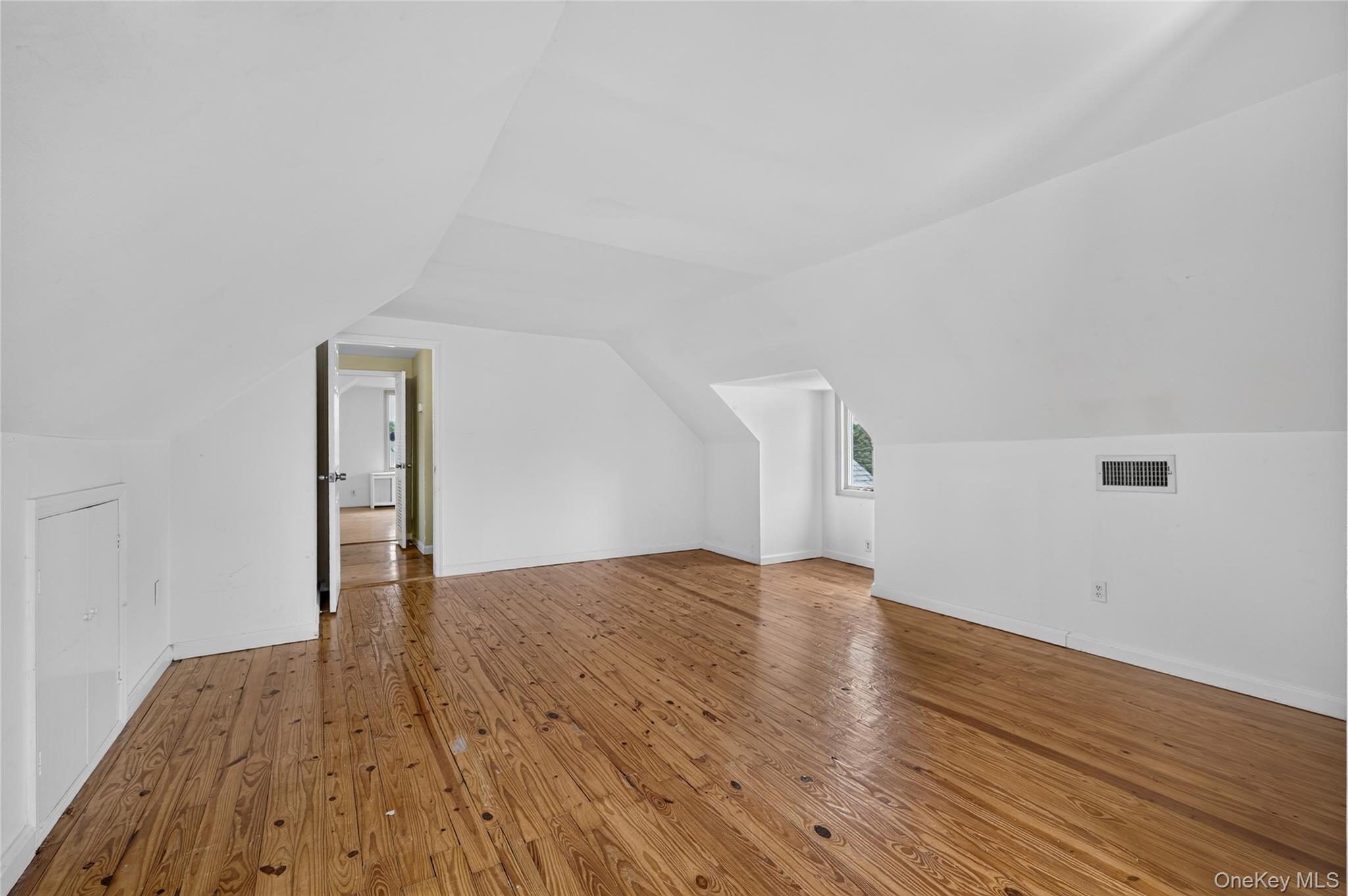  146 Longwood Avenue, Westbury, NY, 11590 - 物件實景