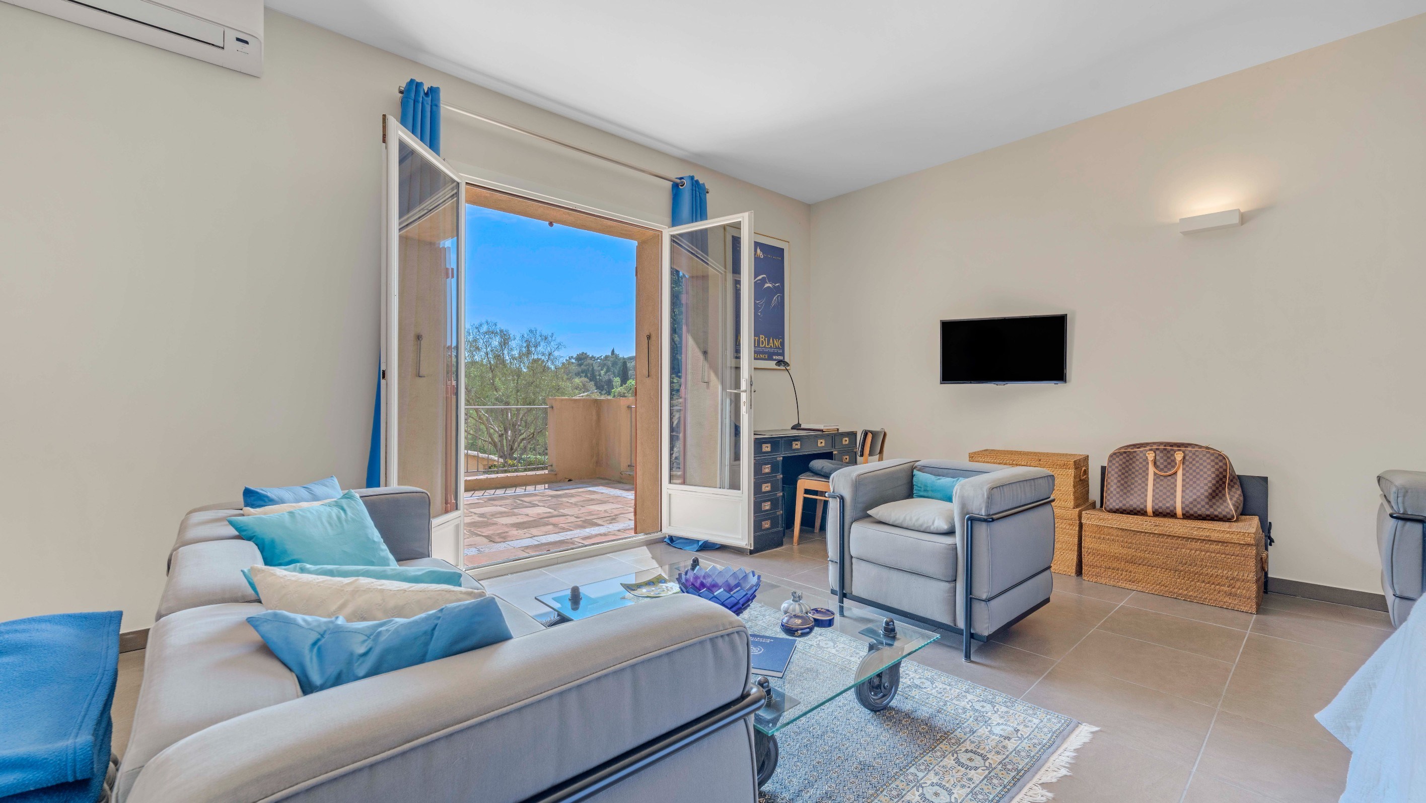  Highly sought-after private estate: contemporary villa close to the Beauvallon … - 物件實景