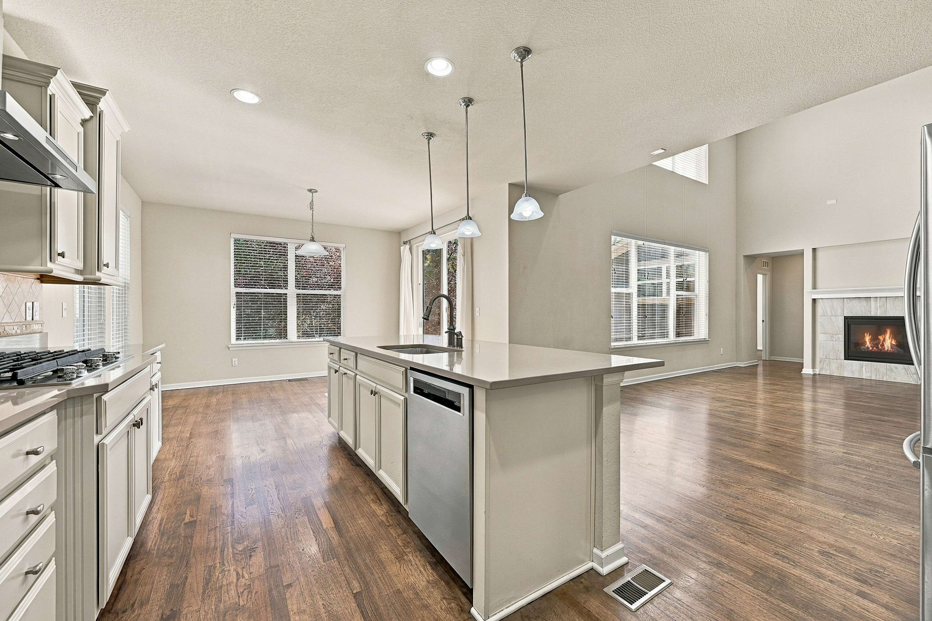 Soaring ceilings, expansive living spaces, abundant natural light - 物件實景