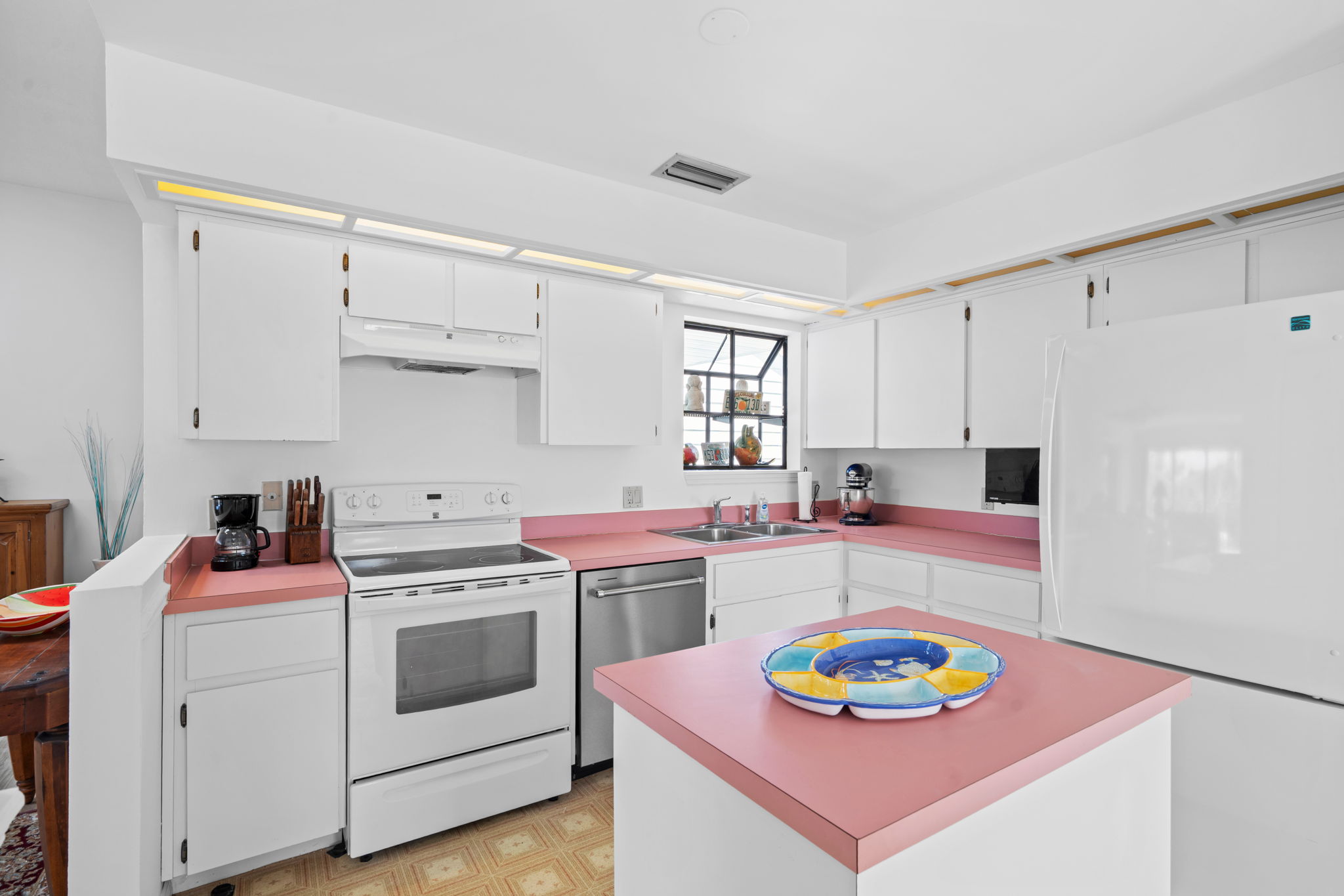 Tarpon Springs, Florida, 34689, United States, 3 Bedrooms Bedrooms, ,2 BathroomsBathrooms,Residential,For Sale,1976239