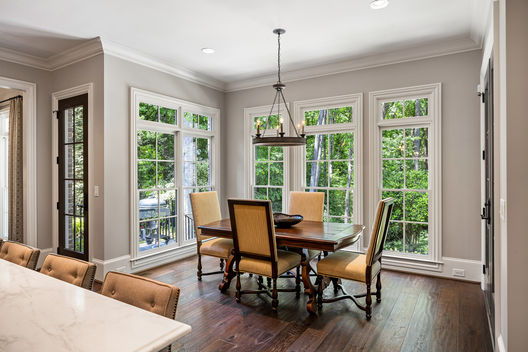  Buckhead Estate Pairs Architectural Presence with Richly Layered Interiors - 物件實景