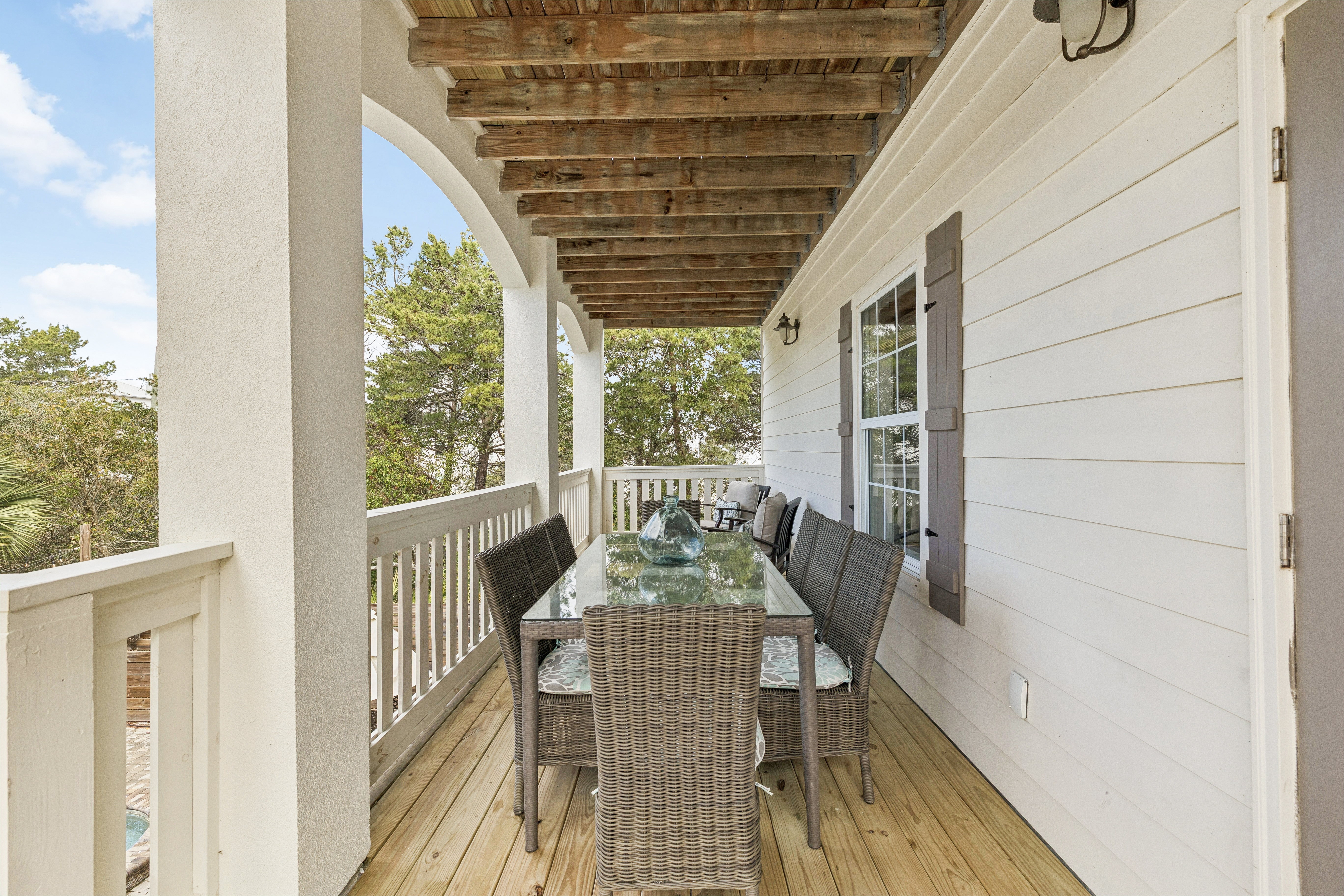  Updated Coastal Retreat With Courtyard Pool And Carriage House - 物件實景